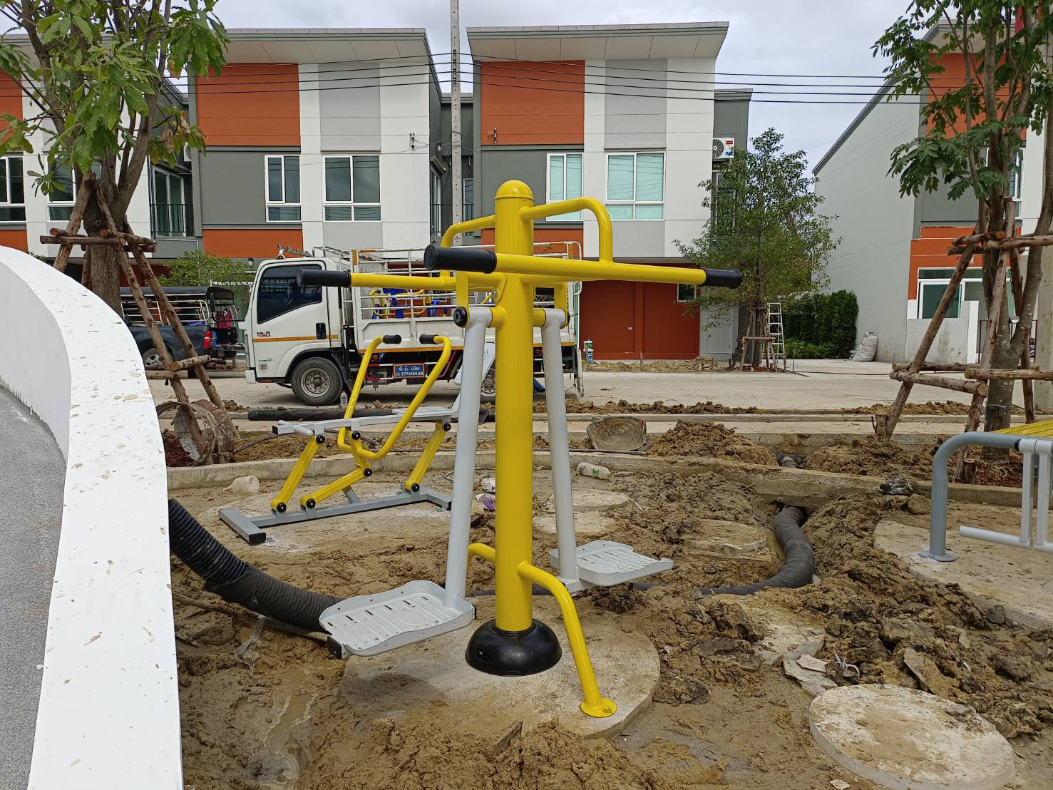 เครื่องออกกำลังกายกลางแจ้ง อุปกรณ์แกว่งสะโพก-ทรงตัวคู่ ลานกีฬาอเนกประสงค์ สนามกีฬาผลิตในไทย สั่งทำตามสีที่ต้องการได้