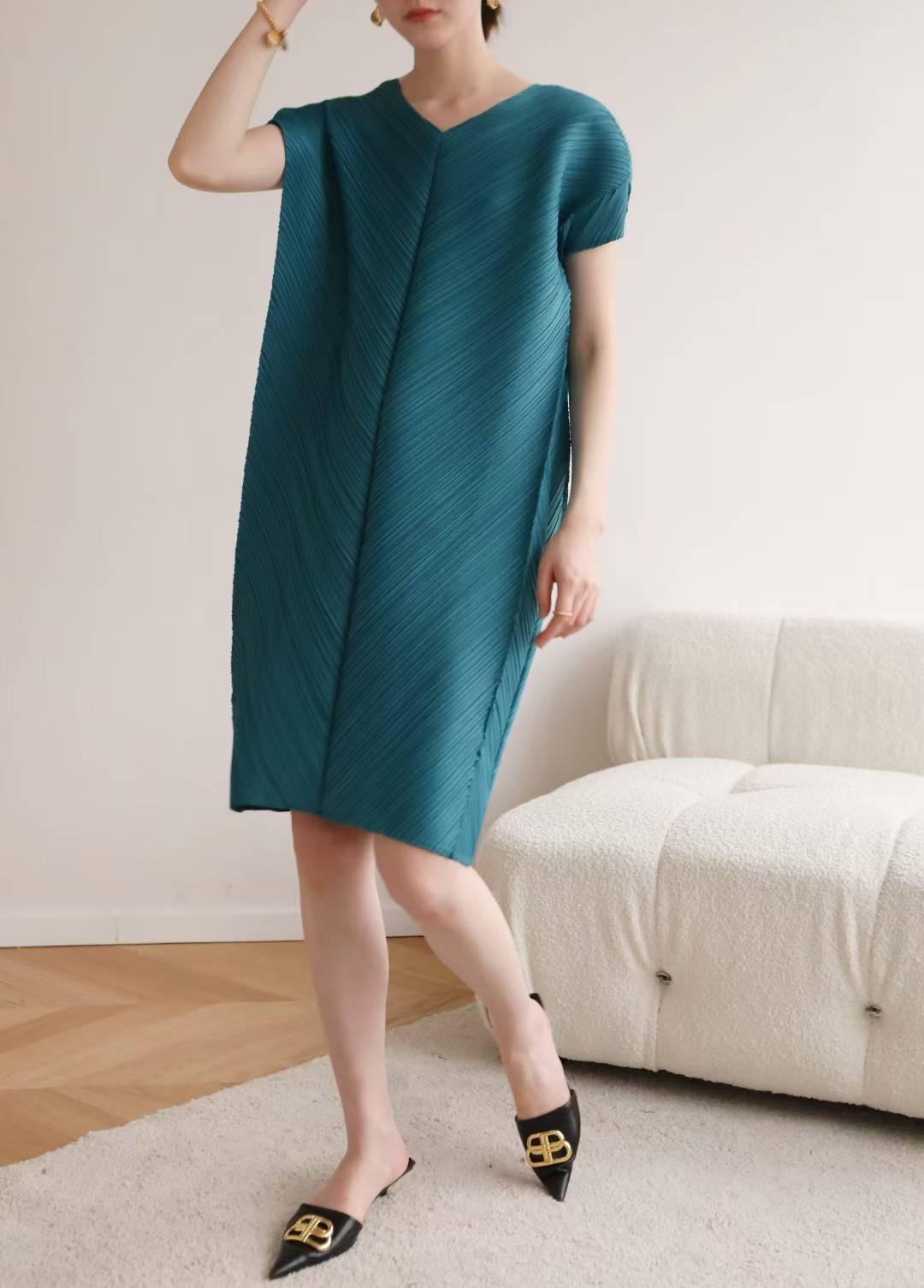 2MUAY รุ่น GJO8010 V NECK PLEAT DRESS เดรสผู้หญิง เดรสพลีทคุณภาพ 6สี FREE SIZE