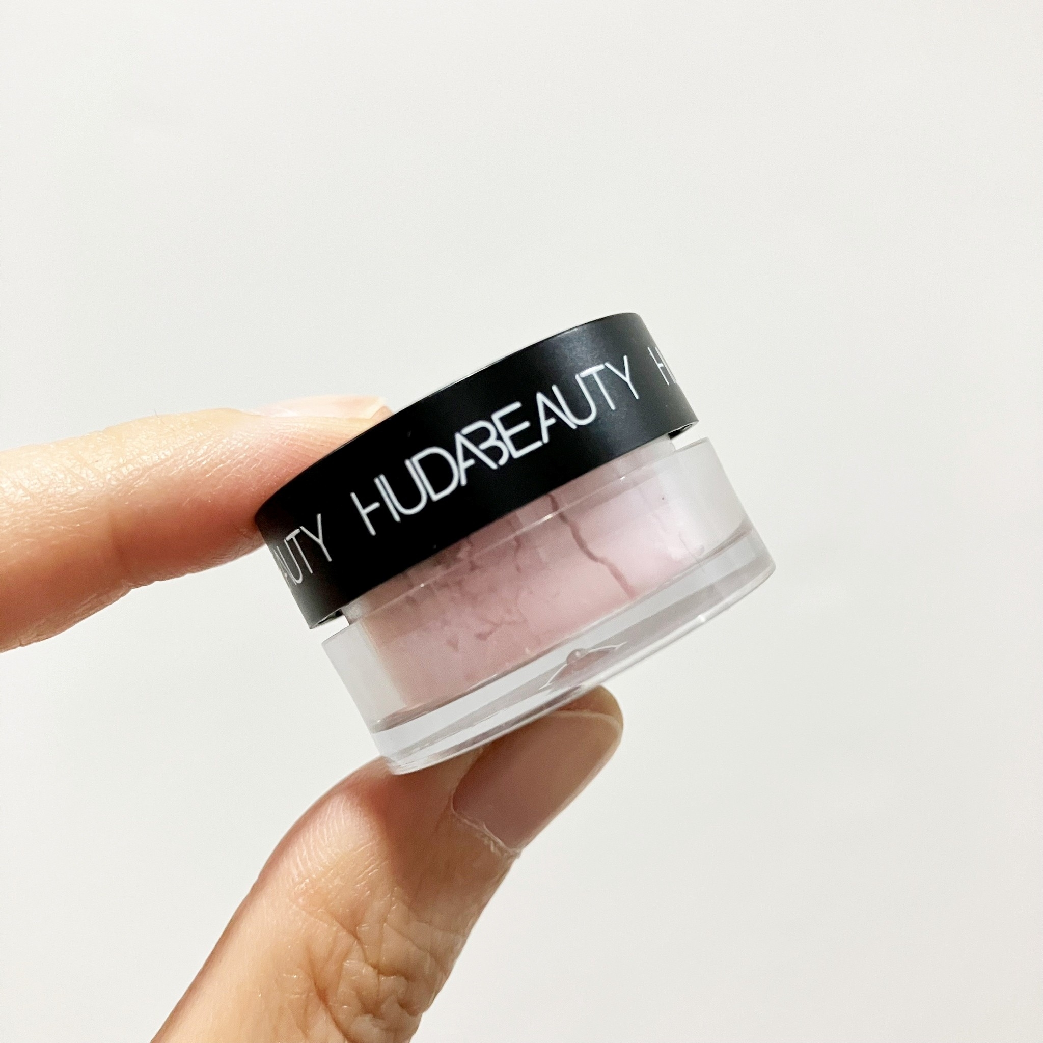 Huda Beauty Easy Bake Loose Powder 0.8g แป้งฝุ่นยอดนิยมในวงการความงาม