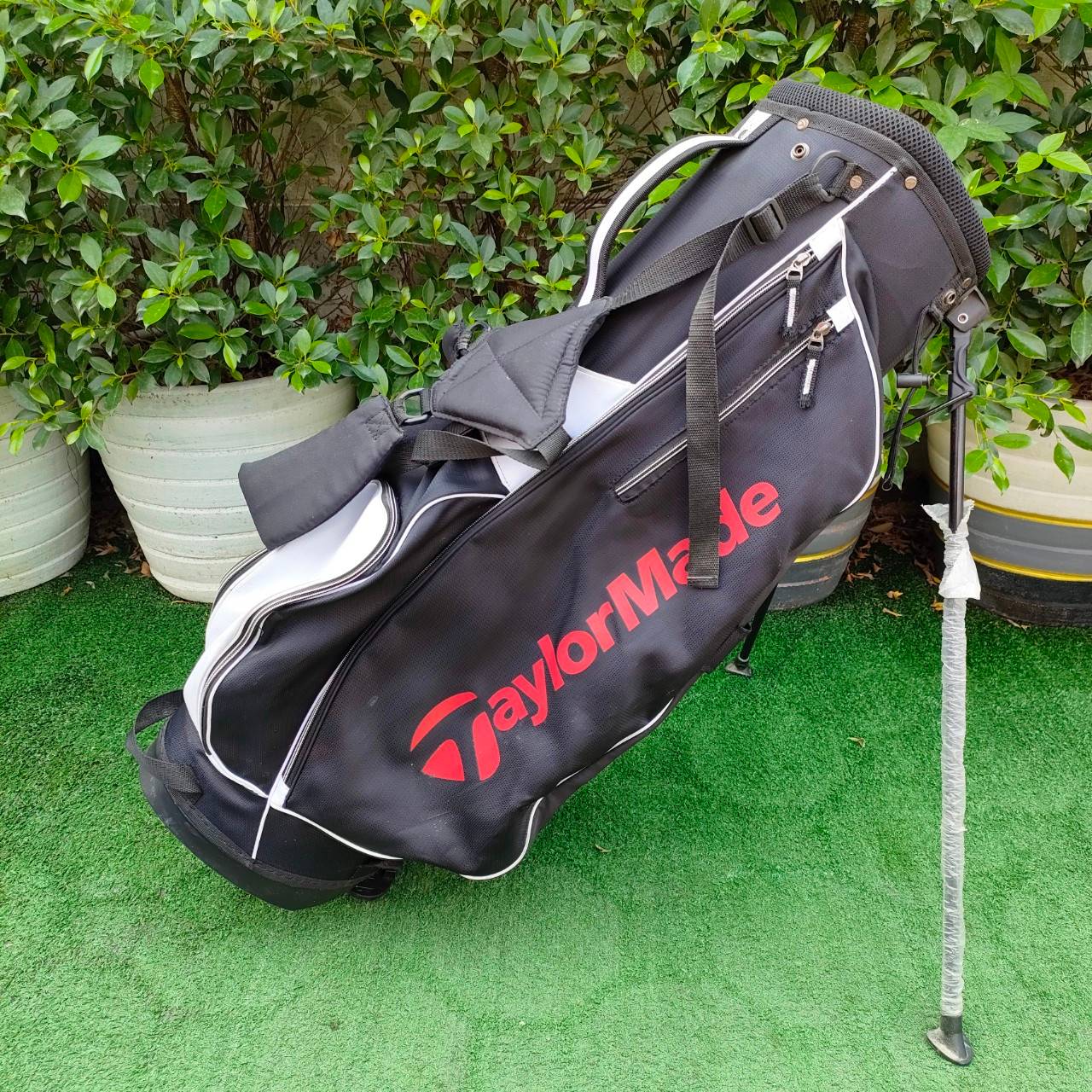 ถุงกอล์ฟ TAYLORMADE ขาตั้ง มือสอง สวยครับ มีสายสะพายหลังครบ