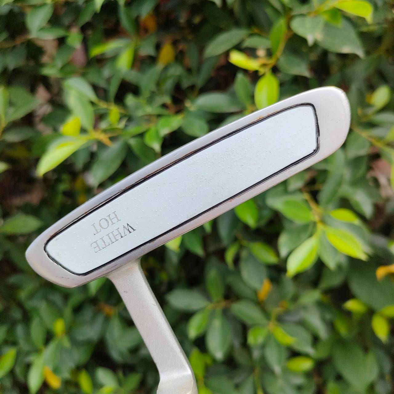 PUTTER ODYSSEY 2.BALL BLADE ความยาว 35 นิ้ว เล็งง่าย แม่นๆ ทรงเบลด ถนัดมือขึ้น และมีบอลอีกสองลูก เล็งกับลูกที่จะพัตต์เรียงกันไปทางหลุม แม่นยำ หน้า White Hot นุ่มมากๆ