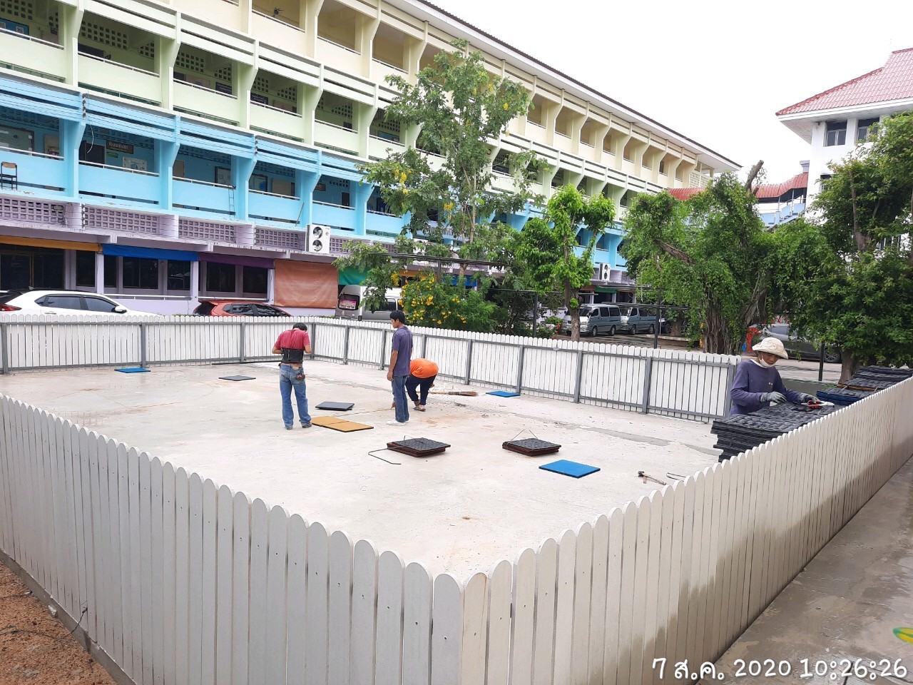 ราชวินิตประถม(บางแค)ทำเวที,ประตู,ที่นั่ง,สนามเด็กเล่น