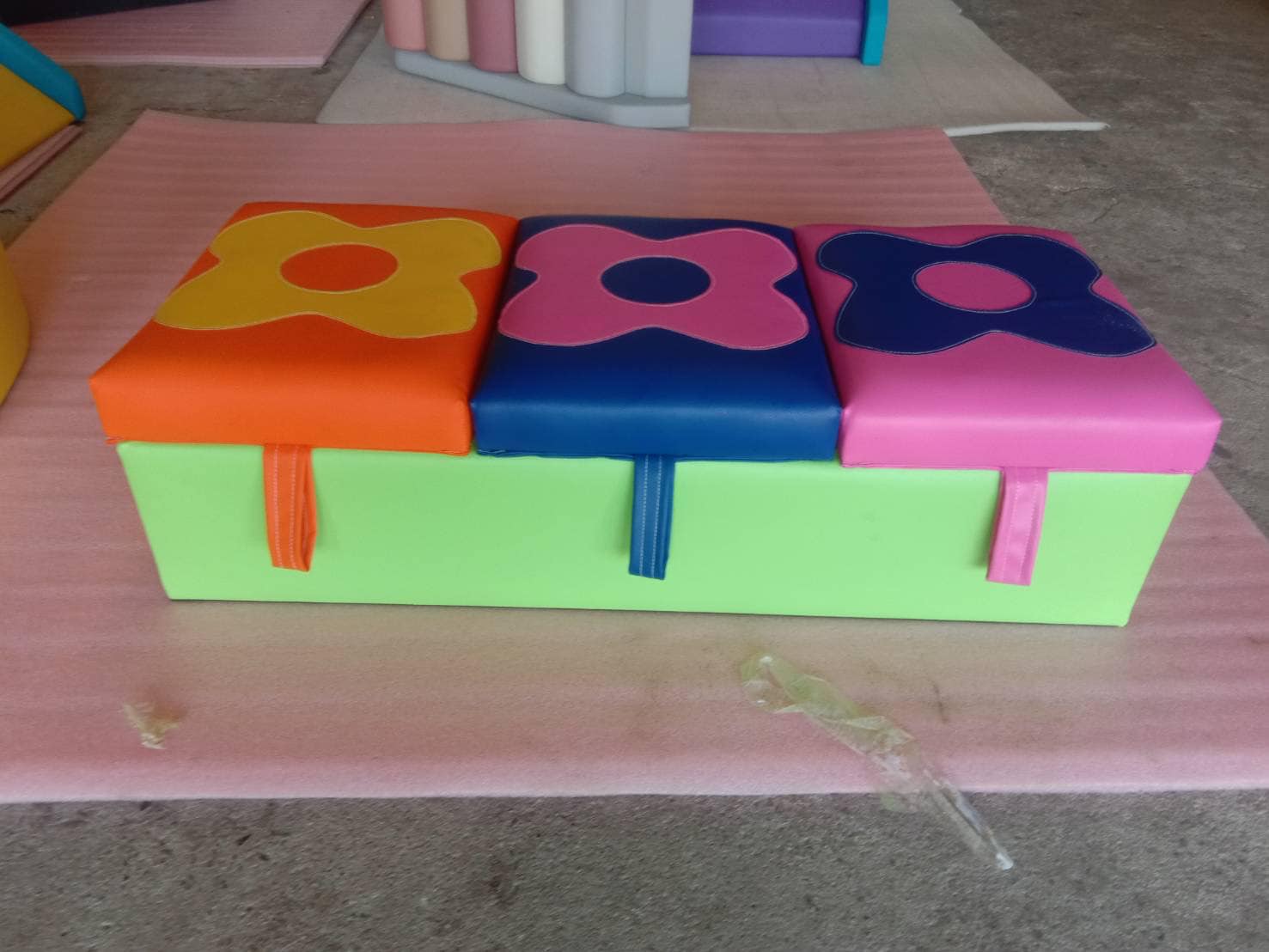 สตูลจัดระเบียบนุ่มนิ่ม ,กล่องเก็บของ,สตูลเปิดเก็บของ,เฟอร์นิเจอร์เด็ก เบาะหนังนุ่มนิ่ม softplay, indoor playground kidszone สวนสนุกในร่ม รับสั่งทำ บ่อบอล ห้องบอล ตามขนาด