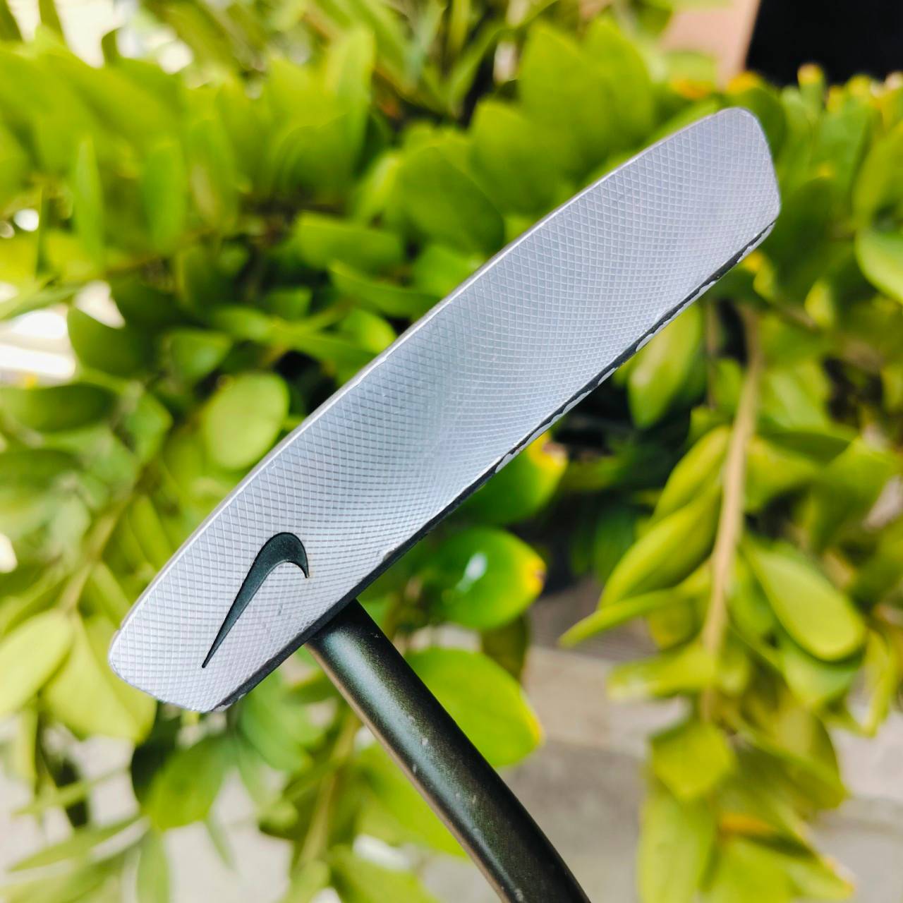 PUTTER NIKE IC2010 ยาว 34 นิ้ว บล๊านซ์มากๆ มีถ่วงทังสเตนสองข้าง หน้าสัมผัส MILLED เพื่อให้ลูกกอล์ฟ หมุนเร็วที่สุด เกาะไลน์ขั้นเทพ ไม้กอล์ฟพรีเมี่ยมมือสอง ของแท้ By NakaraLuxurious