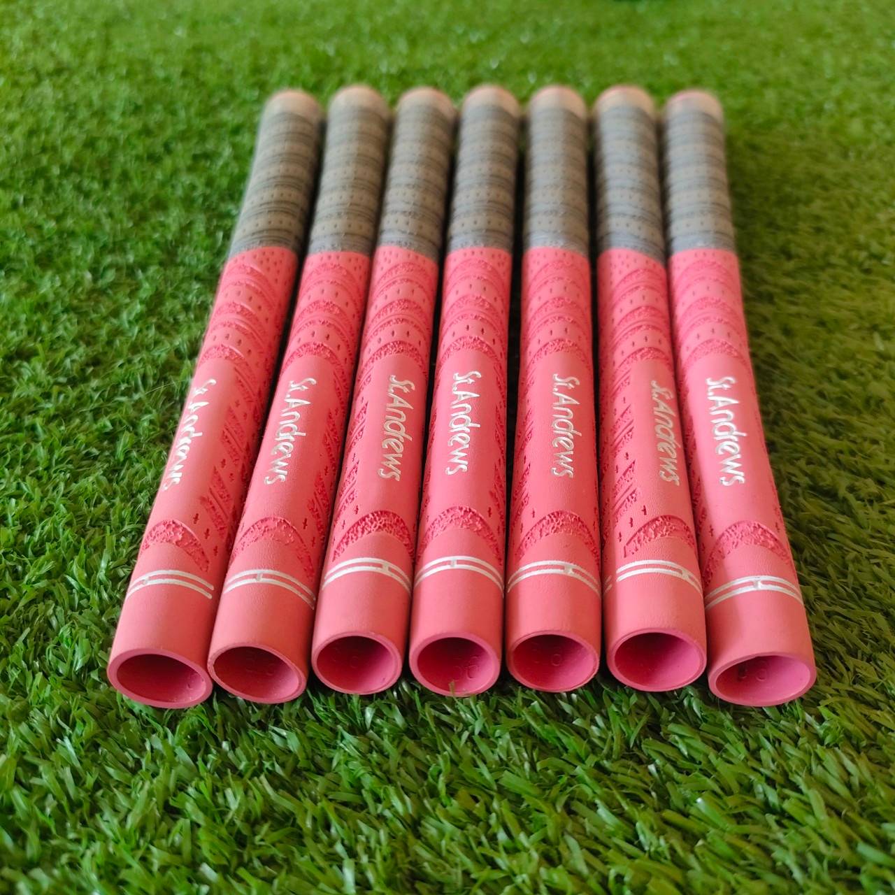 **ราคาต่อชิ้น** GRIP ST.ANDREWS ของใหม่!!! วัสดุสุดยอดคุณภาพ เหนียวหนึบมาก ไม่ใช่รุ่นผ้าใบ แต่ลวดลายนี้ทำให้หนึบมือมาก!! มือหนึ่ง ของแท้ BY NakaraLuxurious
