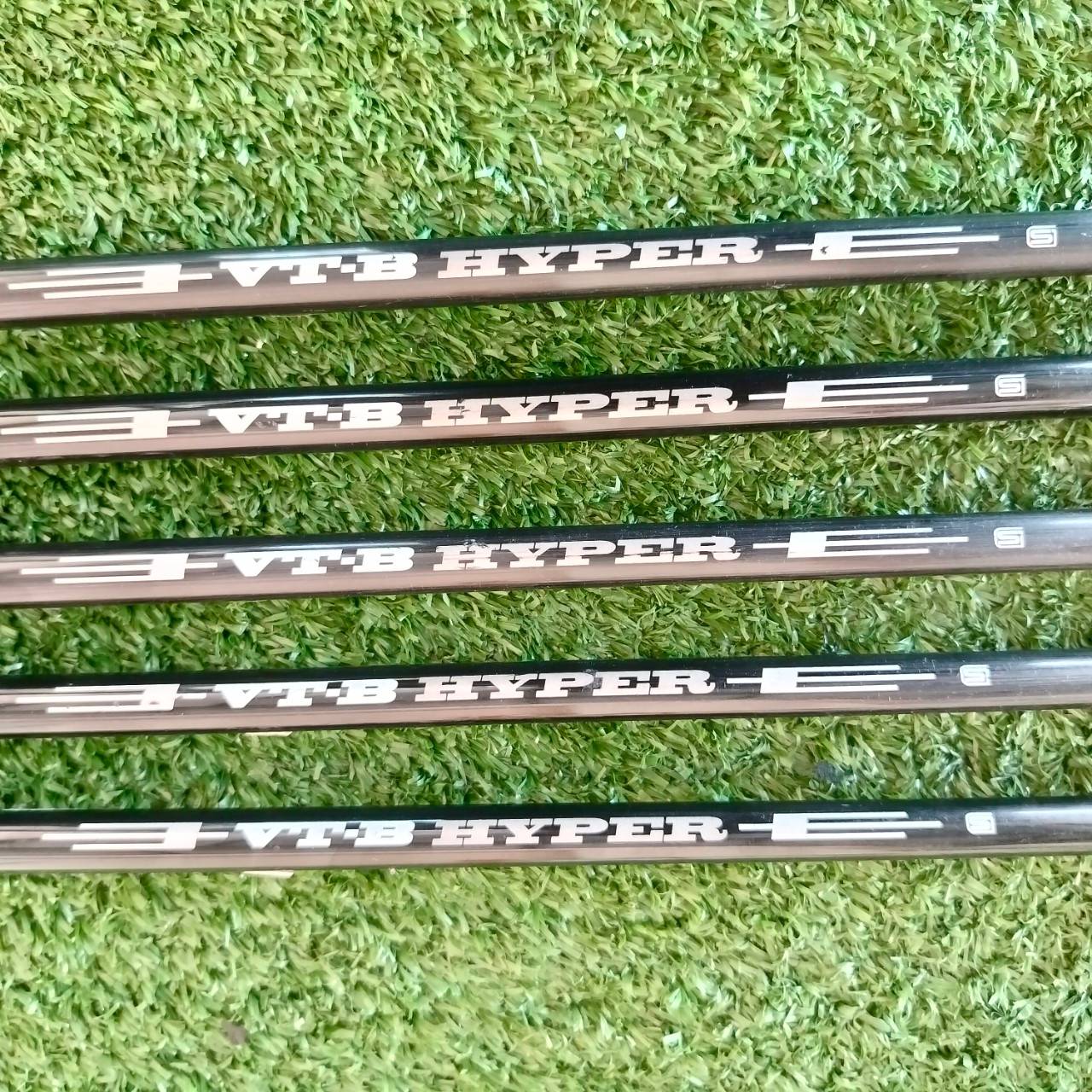 ชุดเหล็ก HI-101 ACCURACY มีเหล็ก 7-9 เเละ PW AW ก้าน VTB HYPER FLEX R เหล็กกึ่งไฮบริด เน้นตีง่าย ไกล และตรง ระยะจะมากกว่าเหล็กทั่วไปประมาณ 1 เหล็ก สภาพสวยเดิมๆ ไม้กอล์ฟมือสอง ของแท้ BY NakaraLuxurious