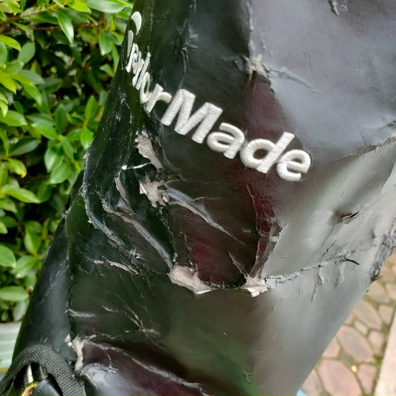 ถุงกอล์ฟ TAYLORMADE ** ถุงกอล์ฟมีตำหนิหนังลอก** ตามรูปที่ถ่ายเลยครับ