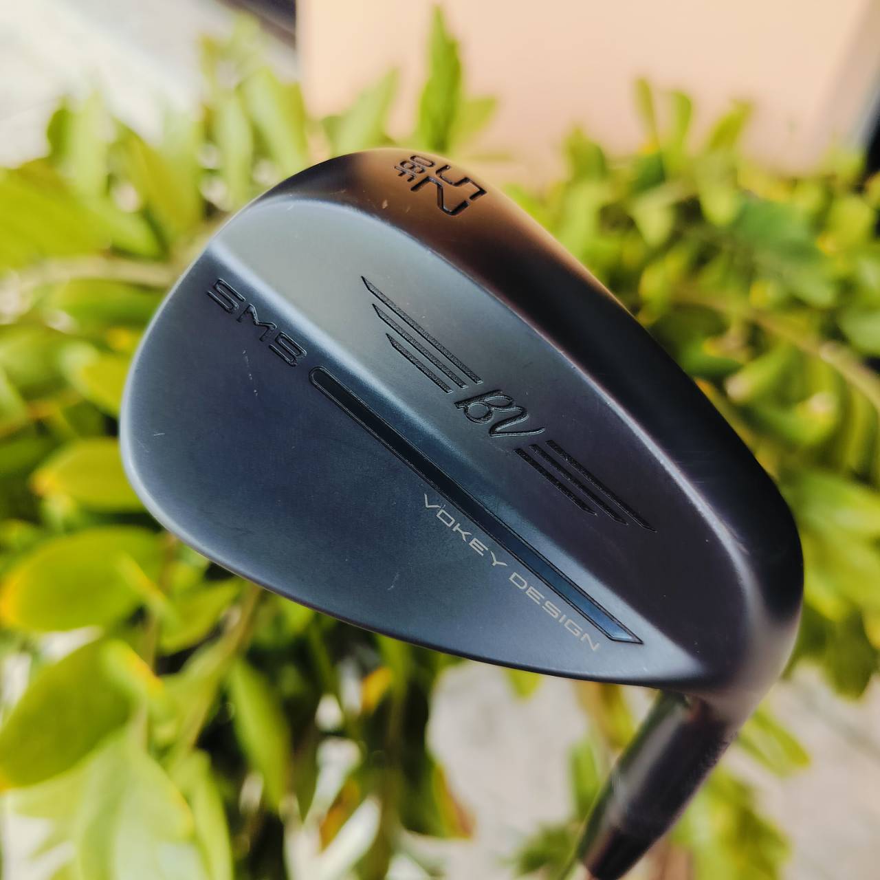 WEDGE TITLEIST VOKEY DESIGN SM9 Jet Black องศา 52 BOUNCE 8 F Grind ฐานด้านล่างเต็ม เหมาะกับการตีแบบเต็มวง และการเล่นลูกสั้นแบบหน้าไม้สแควร์ นักกอล์ฟในพีจีเอทัวร์เลือกใช้มากที่สุด ไม้กอล์ฟพรีเมี่ยมมือสอง ของแท้ By NakaraLuxurious