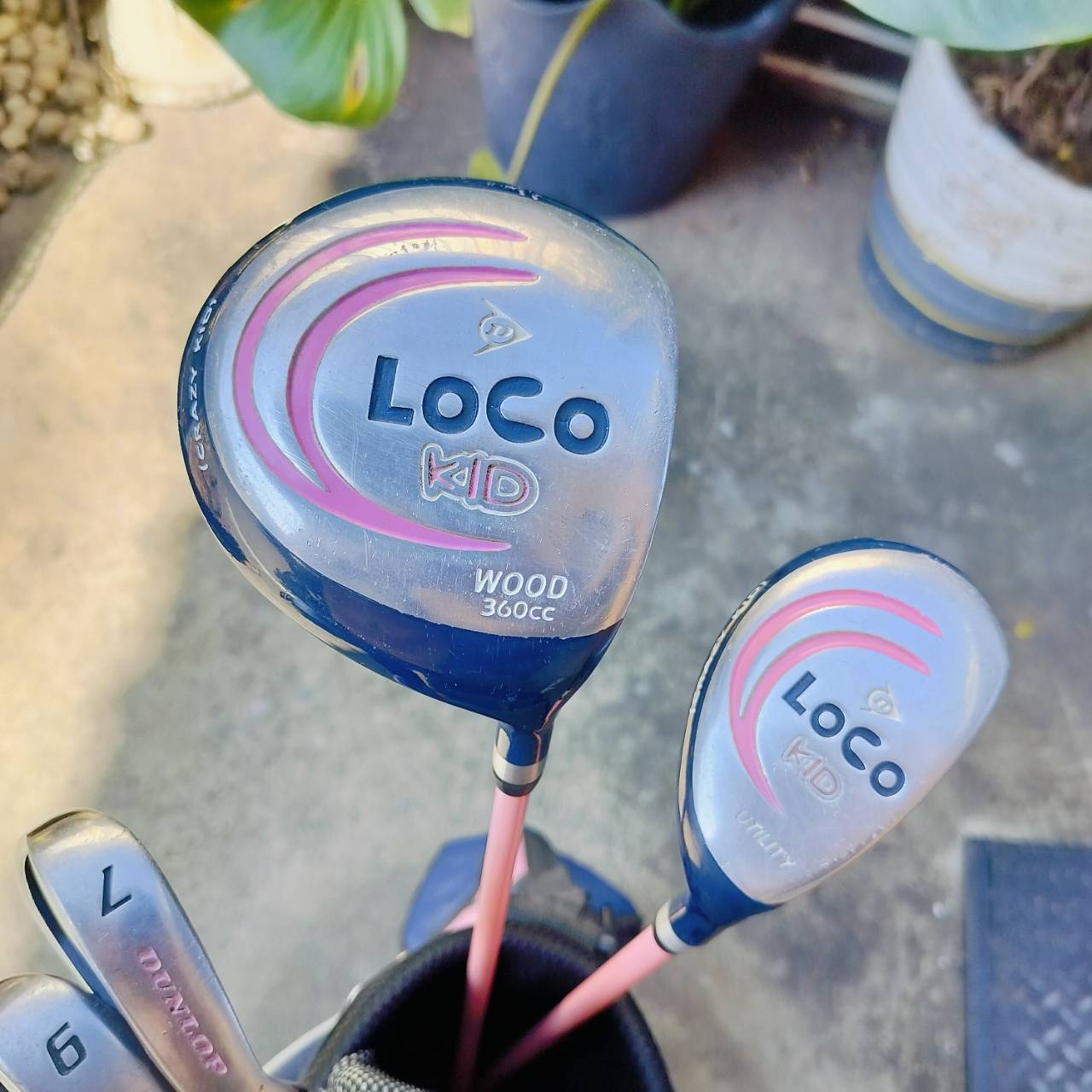 ***ไม้กอล์ฟเด็กผู้หญิงครบชุด*** DUNLOP LOCO KID เหล็ก 7 ยาว 34 นิ้ว พร้อมถุงกอล์ฟขาตั้ง เล่นได้ครบทุกระยะของเด็ก สภาพสวยระดับนางฟ้า