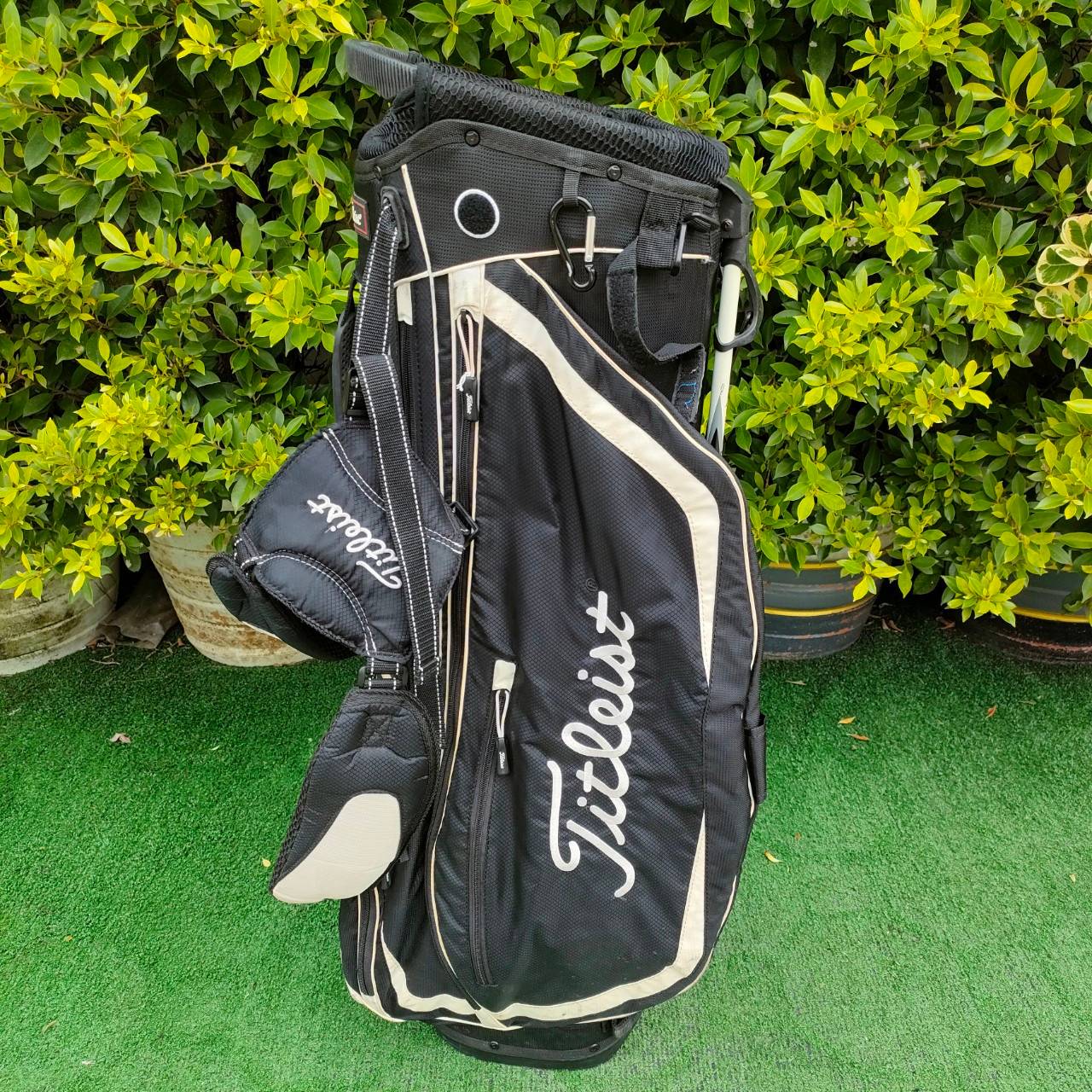 ถุงกอล์ฟ TITLEIST ขาตั้ง มือสอง สภาพตรง COVER มีรอยนิดหน่อย แต่ตัวถุงสวยงาม ขาตั้งแข็งแรง กันน้ำ มีสายสะพายคล้องหลัง มือสอง ของแท้ BY NakaraLuxurious