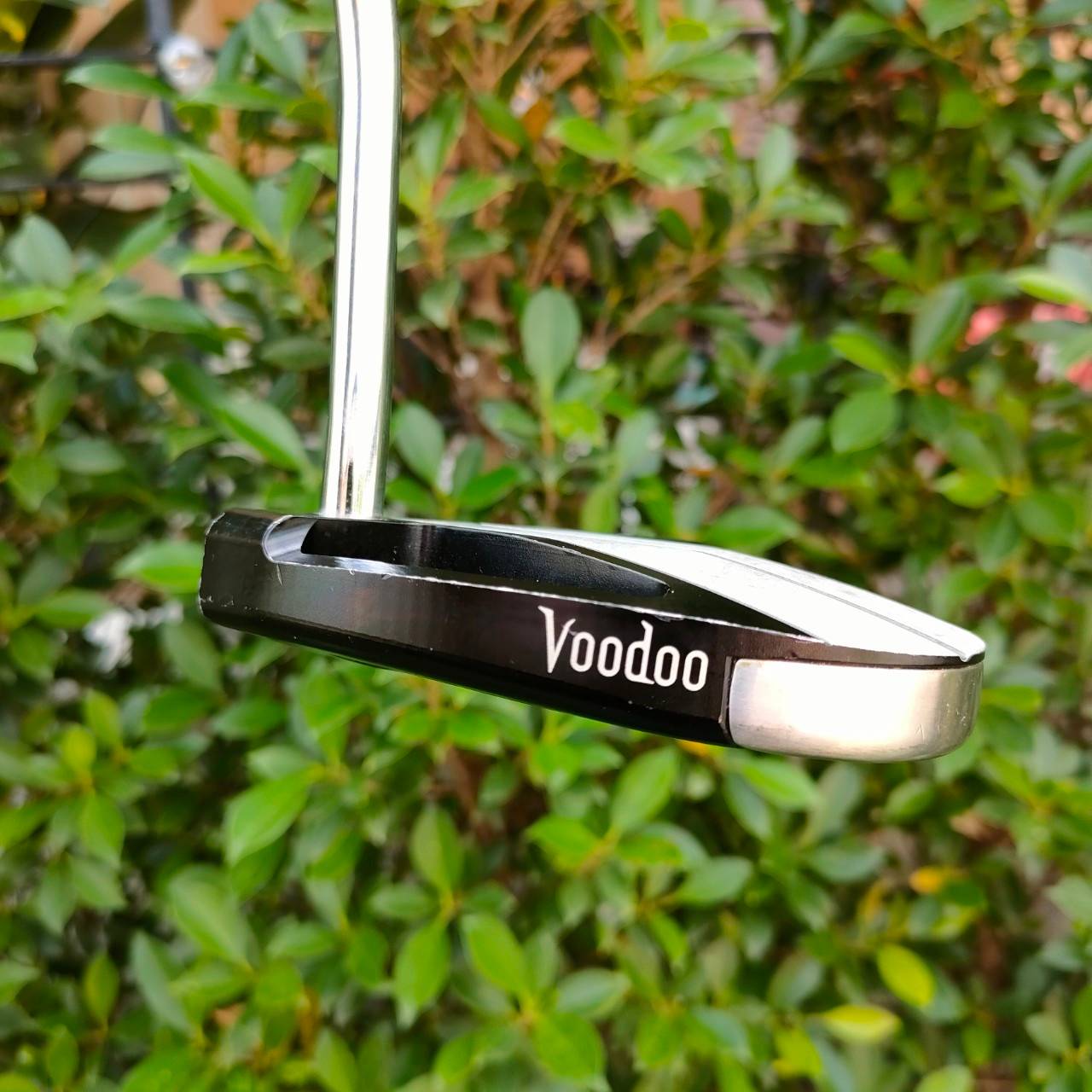 PUTTER VOODOO DADDY ความยาว 34 นิ้ว ก้าน VOODOO กริพ Golf pride กัปตันอเมริกา COVER เดิมๆ สวย รุ่นนี้นิยมมากๆดังสุดๆ ด้วยรูปทรงชดเชยสูง และหน้าไม้ มีถ่วงบล๊านซ์สองจุด ทำให้พัตต์ตรงมาก เส้นเล็งยาว พัตต์ง่ายครับ สุด!!!