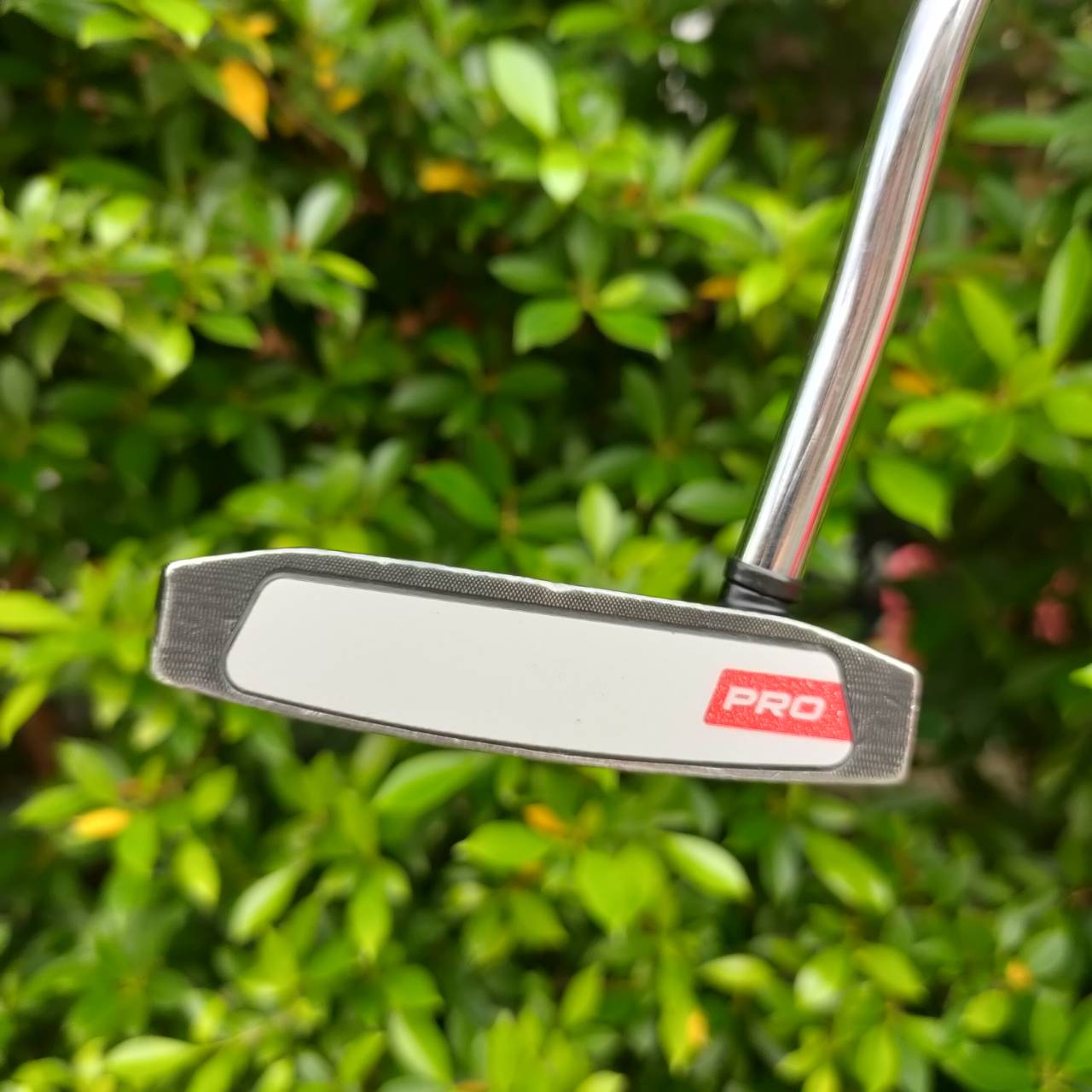 PUTTER ODYSSEY WHITE HOT PRO 7 ความยาว 34 นิ้ว เบอร์ 7 สุดยอดฮิตในขณะนี้ พัตต์ดีมากๆๆ บล๊านซ์มาก และเล็งง่ายมาก ด้านหลังเกี่ยวลูกขึ้นมาได้เท่ๆ ไม้กอล์ฟมือสอง ของแท้ BY NakaraLuxurious