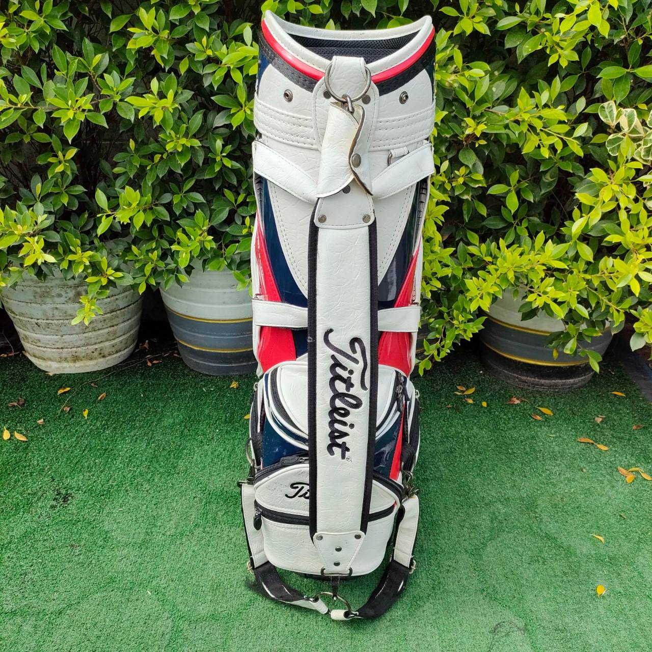 ถุงกอล์ฟ TITLEIST มือสอง สวยมาก ** มีตำหนิ มีรอย ตรง COVER เเละ สายสะพาย มีรูปให้ชมท้ายสุดค่ะ *** นอกนั้นสวยมากๆ เป็นถุงที่สวยสะดุดตาค่ะ