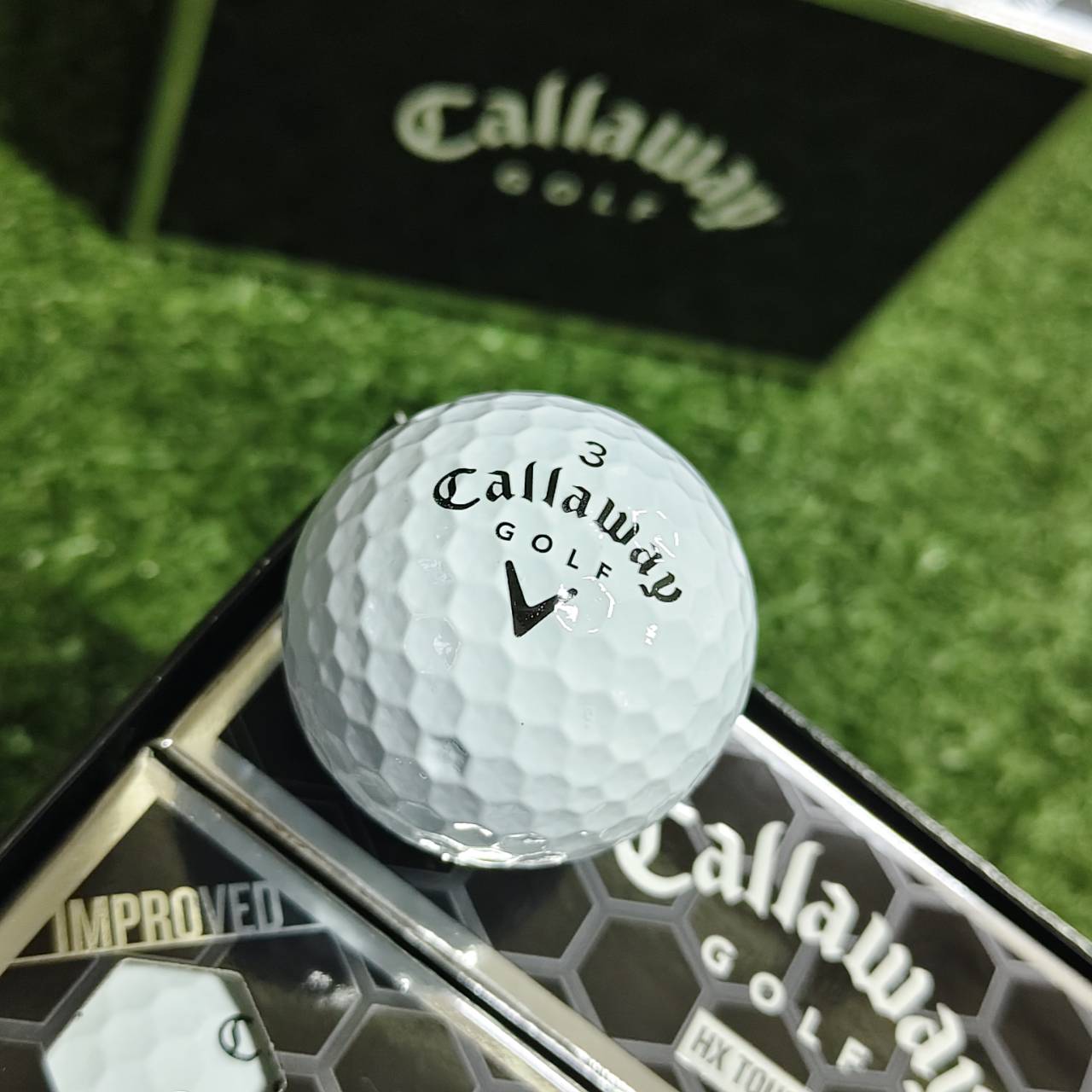 ลูกกอล์ฟ Callaway HX TOUR เป็นลูกกอล์ฟทัวร์แบบ 3-Piece (สามชิ้น) ที่ใช้เทคโนโลยี Solid Core (แกนตัน)
