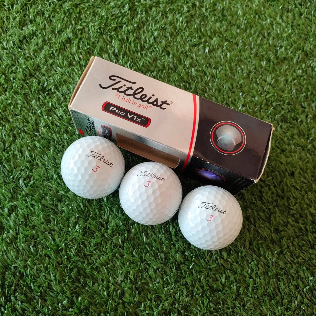 *** 1 หลอด มี 3 ลูก *** ลูกกอล์ฟ TITLEIST PRO V1X ของใหม่ รุ่นนี้ตีแรงได้ แม่นยำ เร่งระยะได้ดี ตีติดสปินจัดๆ ตกหยุดถอยต้องลูกนี้!!! มือหนึ่ง ของแท้ BY NakaraLuxurious.