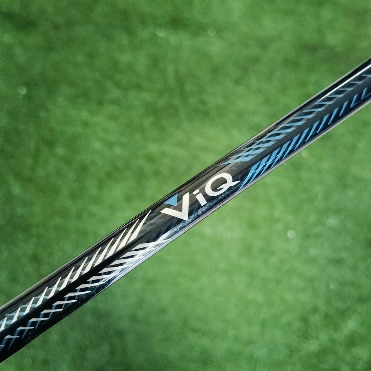 Tourstage ViQ Driver เป็นไดรเวอร์จากแบรนด์ญี่ปุ่นที่ออกแบบมาเพื่อช่วยให้นักกอล์ฟสามารถตีลูกได้ไกลและตรงมากขึ้น โดยเน้นความรู้สึกนุ่มนวลและความมั่นใจในการสวิง ไม้กอล์ฟพรีเมี่ยมมือสอง ของแท้ By NakaraLuxurious