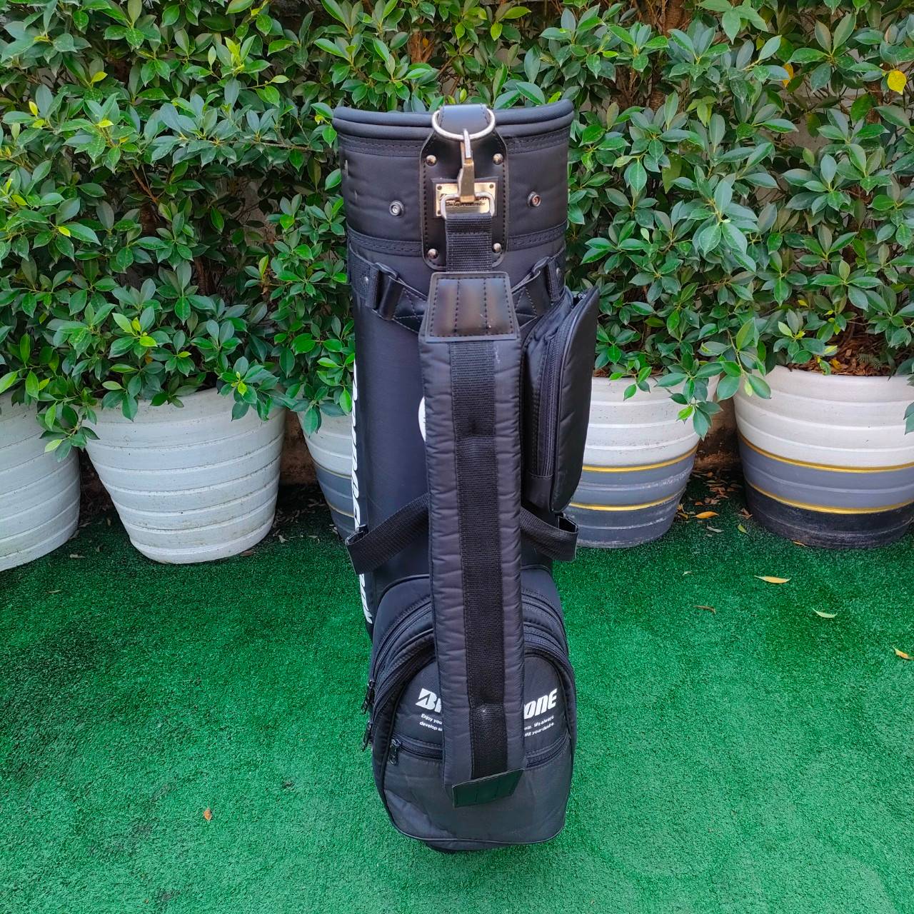 ถุงกอล์ฟ BRIDGESTONE มือสอง **ถุงกอล์ฟมีตำหนิ เเป๊กหลุด 1จุด มีรูปอยู่ที่รูปสุดท้ายค่ะ ** สภาพนอกนั้นใช้งานได้ปกติ ถุงสวยเลยค่ะ