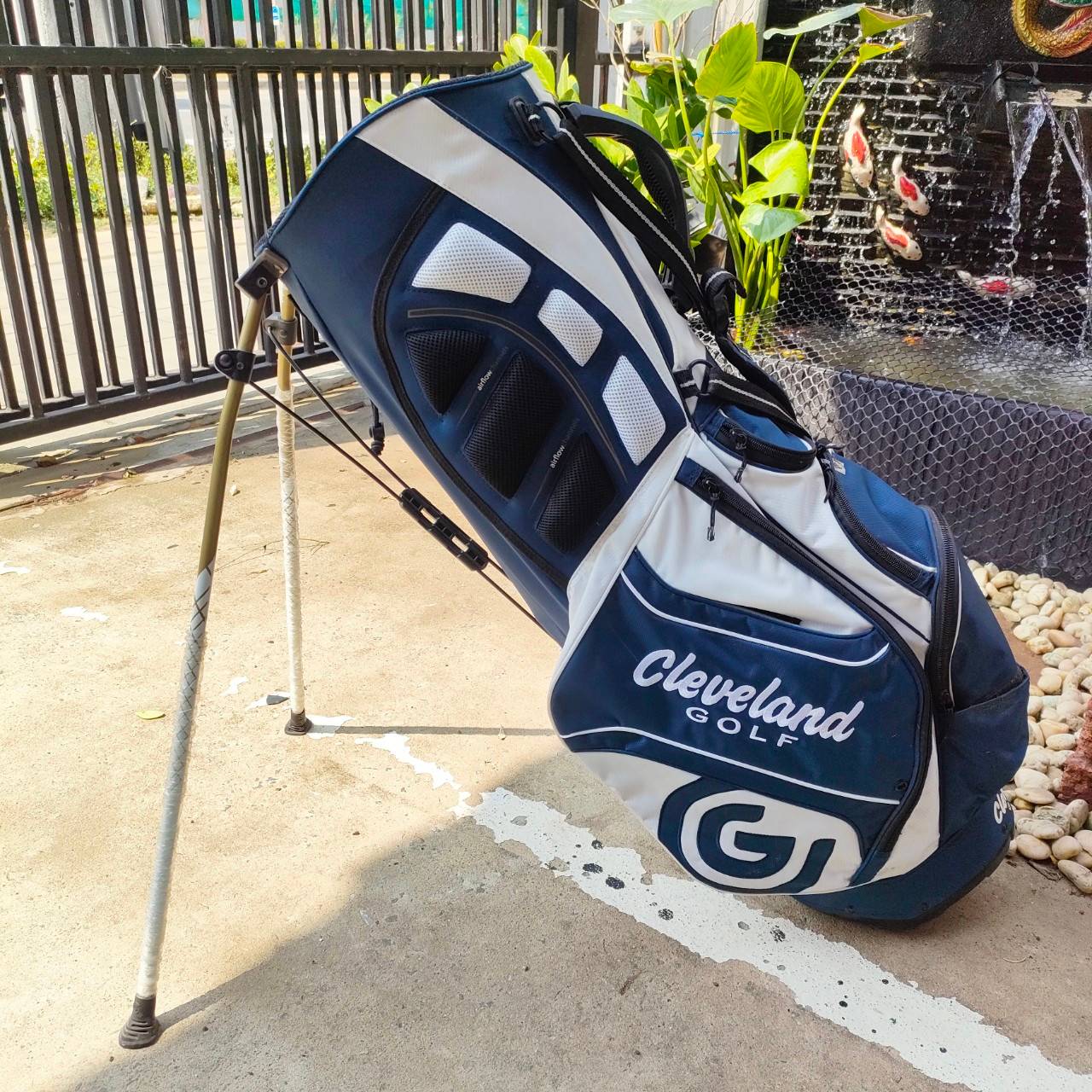 COVER หาย มี COVER แทนให้ ถุงกอล์ฟ CLEVELAND GOLF มือสอง เป็นถุงขาตั้ง ถุงสวยมากๆ สภาพงาม ที่ขาตั้งยังไม่ได้แกะพลาสติกเลย เป็นถุงรุ่น RTG 588 สุดเท่ ห้ามพลาด ของใหม่ราคาแพงมากๆ ไม้กอล์ฟพรีเมี่ยมมือสอง By NakaraLuxurious