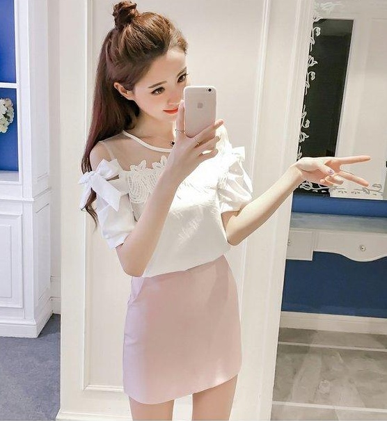 เสื้อแฟชั่นเว้าไหล่แขนผูกโบว์ ตกแต่งลูกไม้ซีทรูหน้าอก ตามแบบสีขาว