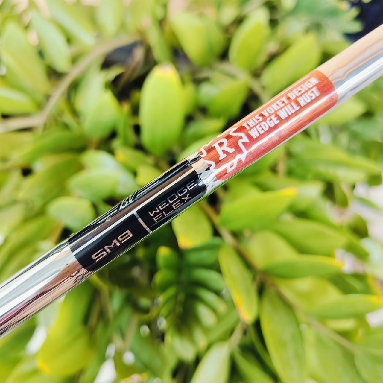 WEDGE TITLEIST VOKEY DESIGN SM9 Jet Black องศา 52 BOUNCE 8 F Grind ฐานด้านล่างเต็ม เหมาะกับการตีแบบเต็มวง และการเล่นลูกสั้นแบบหน้าไม้สแควร์ นักกอล์ฟในพีจีเอทัวร์เลือกใช้มากที่สุด ไม้กอล์ฟพรีเมี่ยมมือสอง ของแท้ By NakaraLuxurious