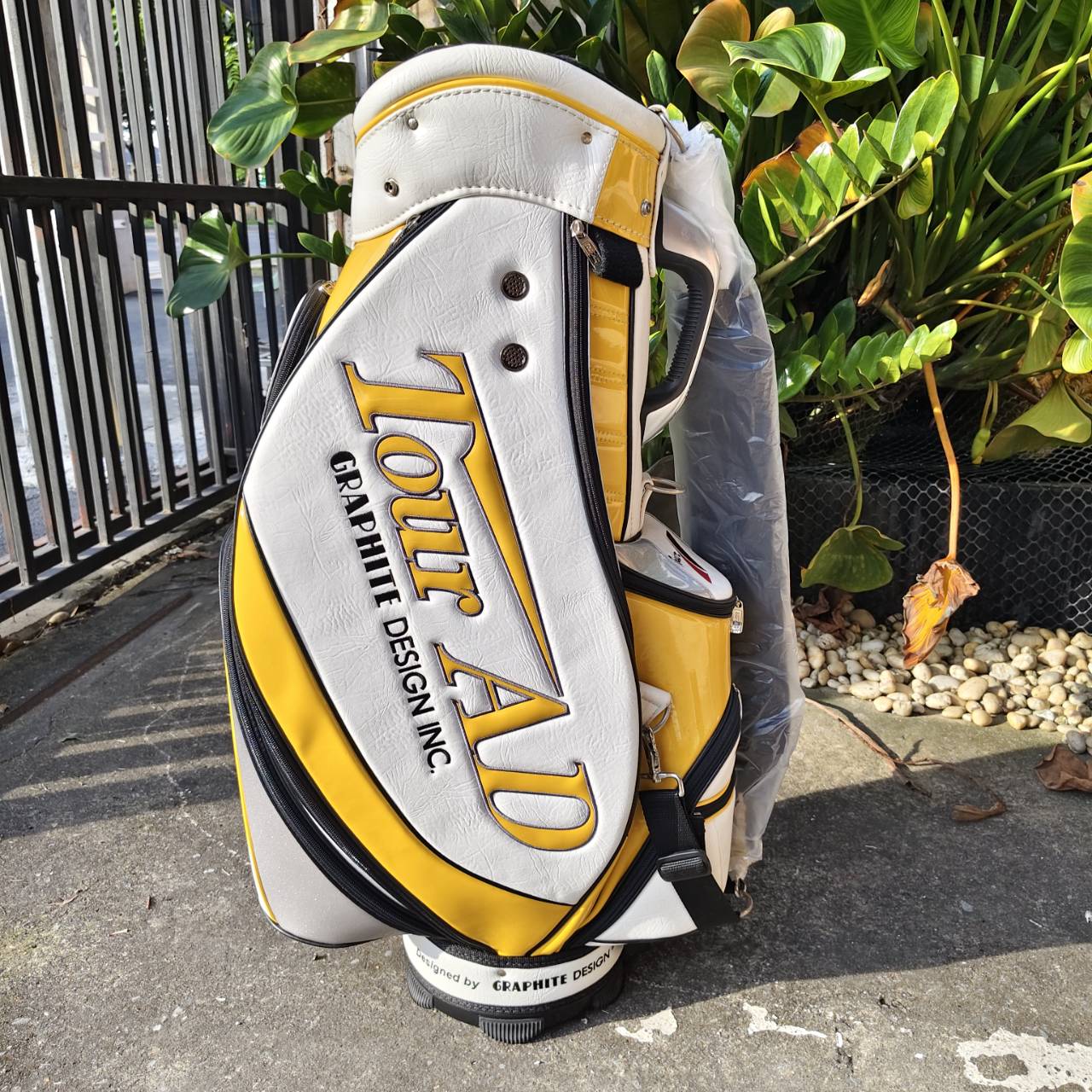 จัดให้แบบเต็มที่กับสุดยอดถุงกอล์ฟ3 ถุงกอล์ฟ TOUR AD ถุง TOUR ใบใหญ่ มือสองสภาพสวยมาก แทบไม่ได้ใช้เลย