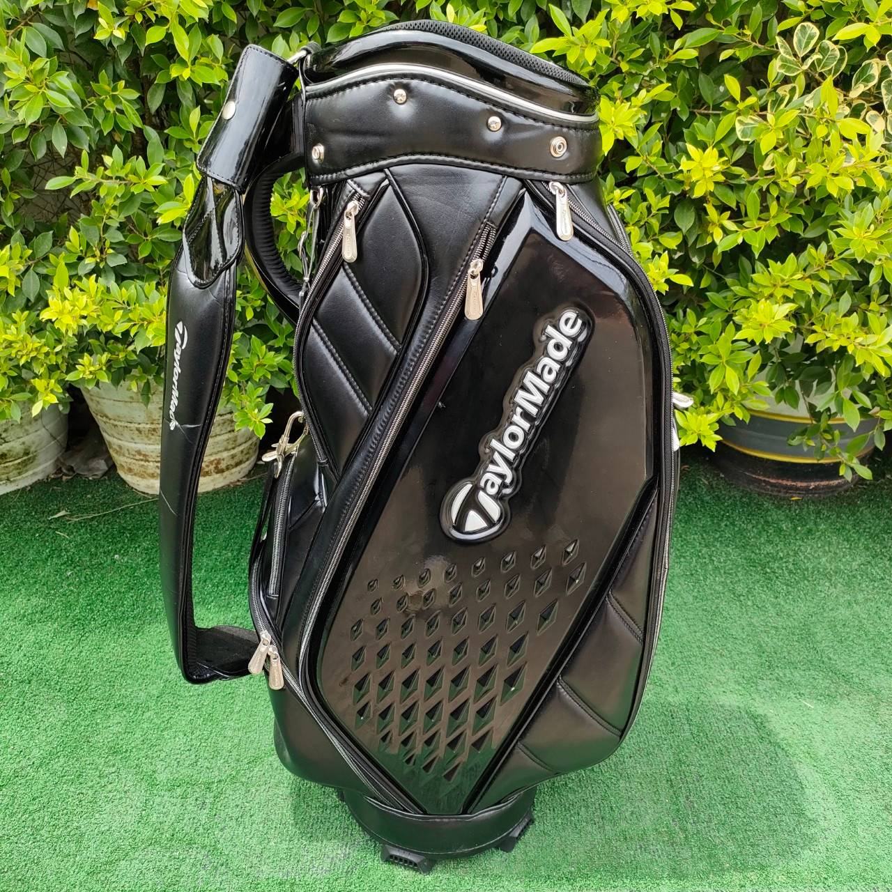 ถุงกอล์ฟ TAYLORMADE มือสอง Premium Modern สวยนางฟ้า *** เจ้าของเดิมทำ COVER ด้านบนหาย ที่ใส่อยู่เป็น COVER BENZ แท้ชั่วคราว ไม้กอล์ฟมือสอง ของแท้ BY NakaraLuxurious