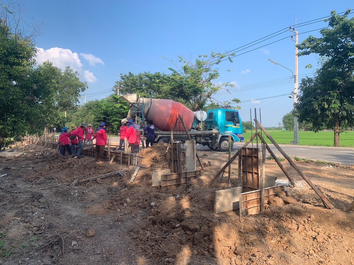 สร้างกำแพงวัดดงกะเชา จ.สุพรรณบุรี