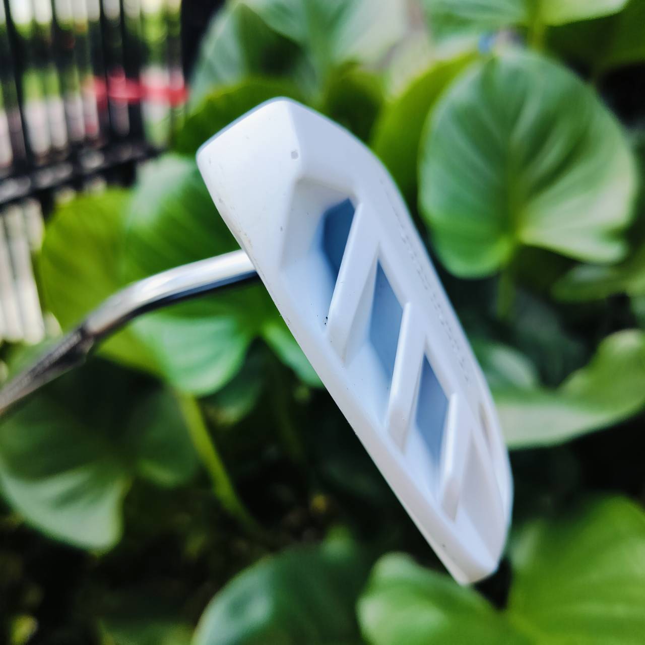 Putter TaylorMade Stingray Ghost ST-72 Length:33" ทำให้ค่า M.O.I. สูงมาก หน้า PURE ROLL ลูกหมุนเกาะไลน์มากที่สุด และให้ฟีลลิ่งที่นุ่มมาก เส้นเล็งสามเส้นทำให้ เล็งเป้าหมายได้อย่างแม่นยำ ไม้กอล์ฟพรีเมี่ยมมือสอง ของแท้ NakaraLuxurious