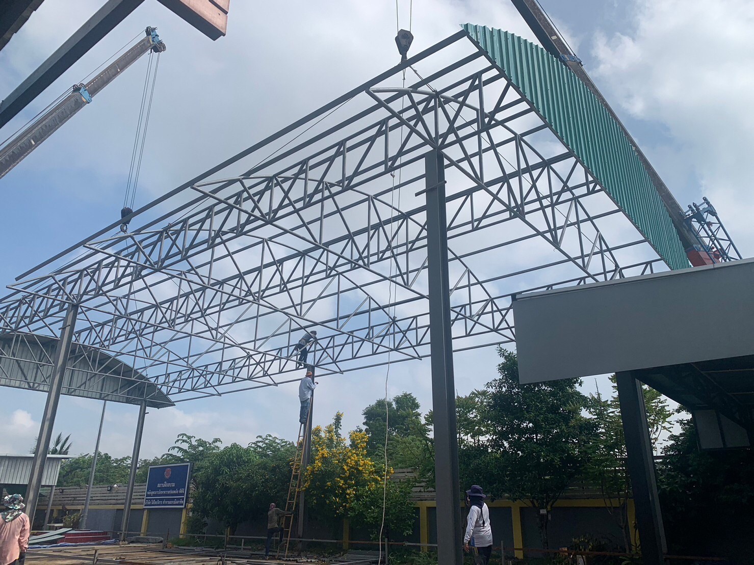 งานสร้างหลังคาโดมและอัฒจันทร์ ที่ศูนย์ฝึกอบรม รปภ.