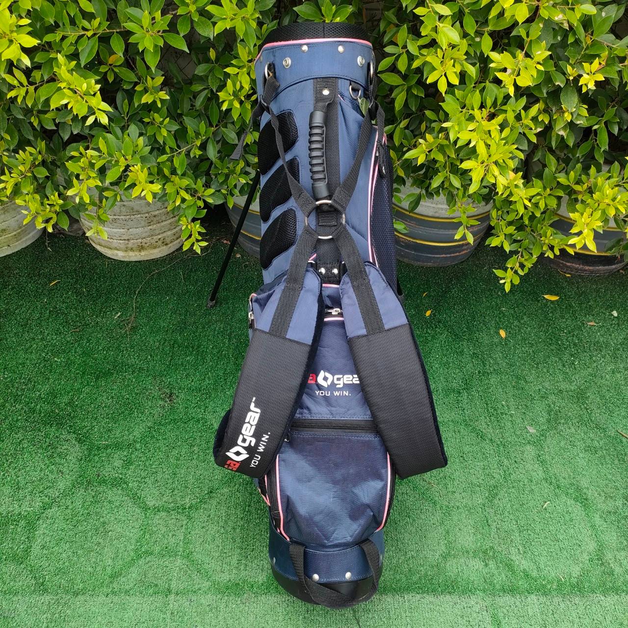 ถุงกอล์ฟ SA GEAR YOU WIN ขาตั้งมือสอง สายสะพายครบ คุณภาพระดับพรีเมี่ยม แข็งแรง กันน้ำครับ ใช้ดีมากครับ สภาพสวยงาม