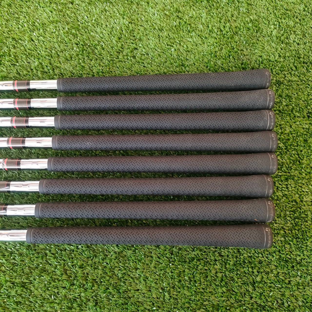 ชุดเหล็ก TAYLORMADE r7 XD มีเหล็ก 3-9 เเละ PW ก้าน TAYLORMADE FLEX R รุ่น XD เป็นรุ่นหน้าเด้งนะครับ ที่หน้าไม้จะมีแผ่นไทเทเนียมอีก 1 ชั้นครับ สังเกตที่รูปหน้าไม้ จะมีขอบแผ่นอยู่ครับ ทำให้ชุดนี้ทั้งตีง่ายและตีไกลแบบจัดๆ ไม่ต้องส่งมาก็สามารถตีได้ดีครับ