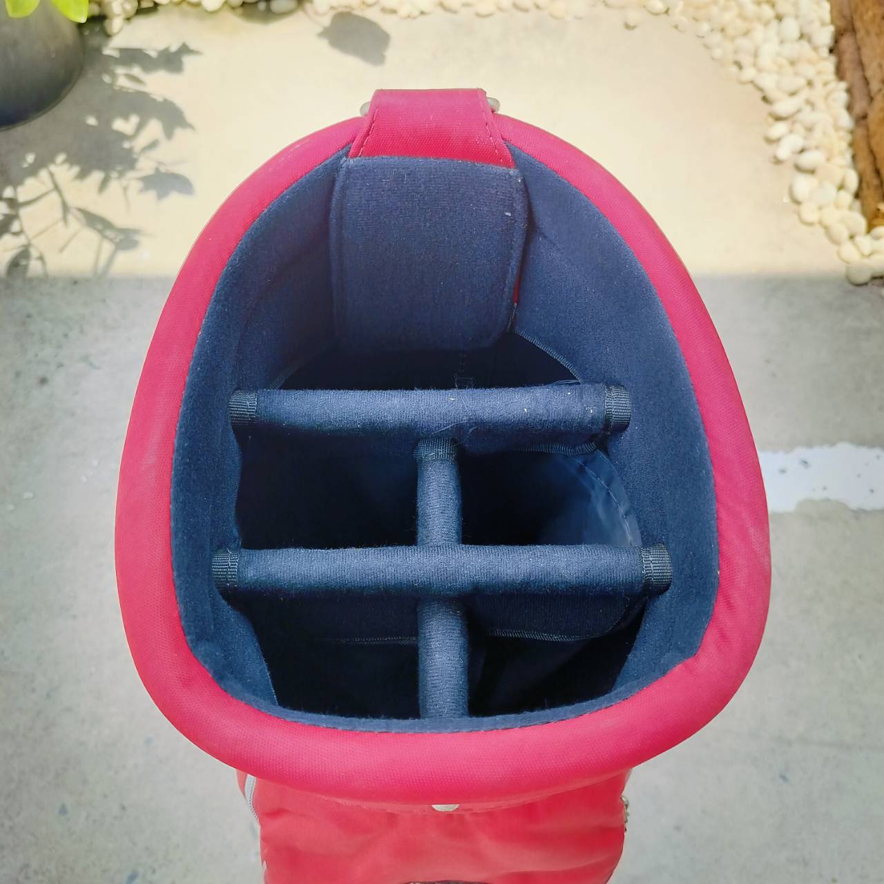 ถุงกอล์ฟ ON OFF มือสอง ของแท้ สภาพสวยเดิม ป้ายยังไม่แกะพลาสติก สีแดงเพลงเป็นสีประจำ ON OFF ช่องใส่ของเยอะ ซิปเยอะ น้ำหนักเบา ไม้กอล์ฟพรีเมี่ยมมือสอง ของแท้ By NakaraLuxurious