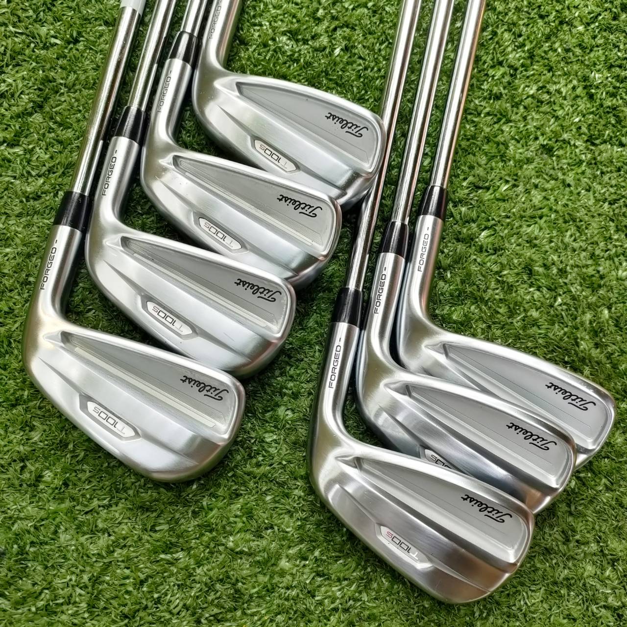 TITLEIST T100S FORGED (รุ่นปี 2022) เป็นรุ่นใหม่ สวยจัดๆ และเป็นชุดใหญ่สุด มีตั้งแต่เหล็ก 5 - PW (องศา44) และยังมี WEDGE องศา 48 ให้ด้วยอีกหนึ่งชิ้น ห้านสุดยอดพรีเมี่ยม PROJECT X 5.5 ก้านรุ่นใหม่ LZ LOARDING ZONE
