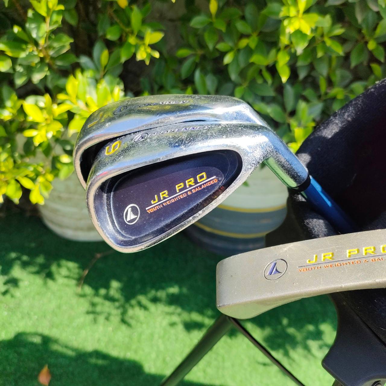 ** ไม้กอล์ฟสำหรับเด็ก ** FULLSET PROKENNEX JR PRO ทั้งชุดประกอบด้วย Driver เเละ FairwayWoods เหล็ก 7 เเละ 9 *** เหล็ก 7 ความยาว 33 นิ้ว **** พร้อม PUTTER เเละถุงกอล์ฟ ขาตั้งPROKENNEX **ถุงกอล์ฟมีตำนิ ชิฟเเตกค่ะ **