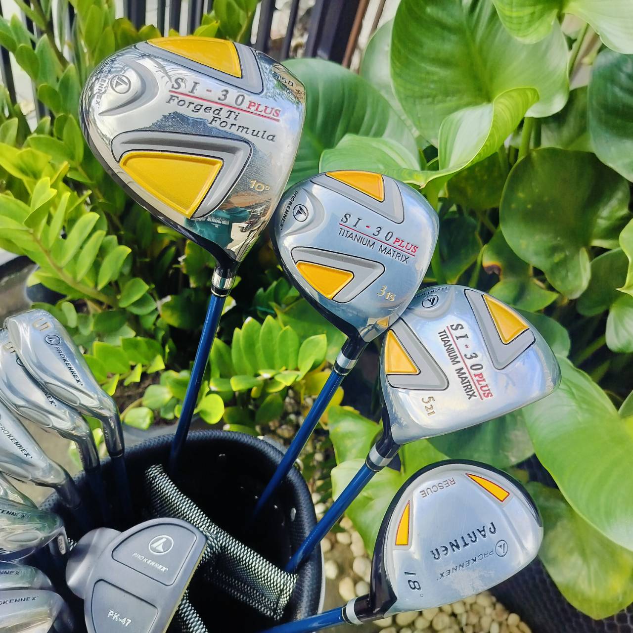 FULLSET PROKENNEX SI-30 PLUS ชุดใหญ่ หัวไม้ได้ถึง 4 หัว เดิมๆทุกชิ้น . ทั้งชุดประกอบด้วย Driver FW3 - 5 และ ไฮบริด ก้าน SI-30 PLUS FLEX R หัวใหญ่มาก ตีไกล เสียงเพราะ และมีออฟเซต ช่วยแก้ปัญหามือใหม่ ที่ชอบตีออกเฟดได้เป็นอย่างดีค่ะ