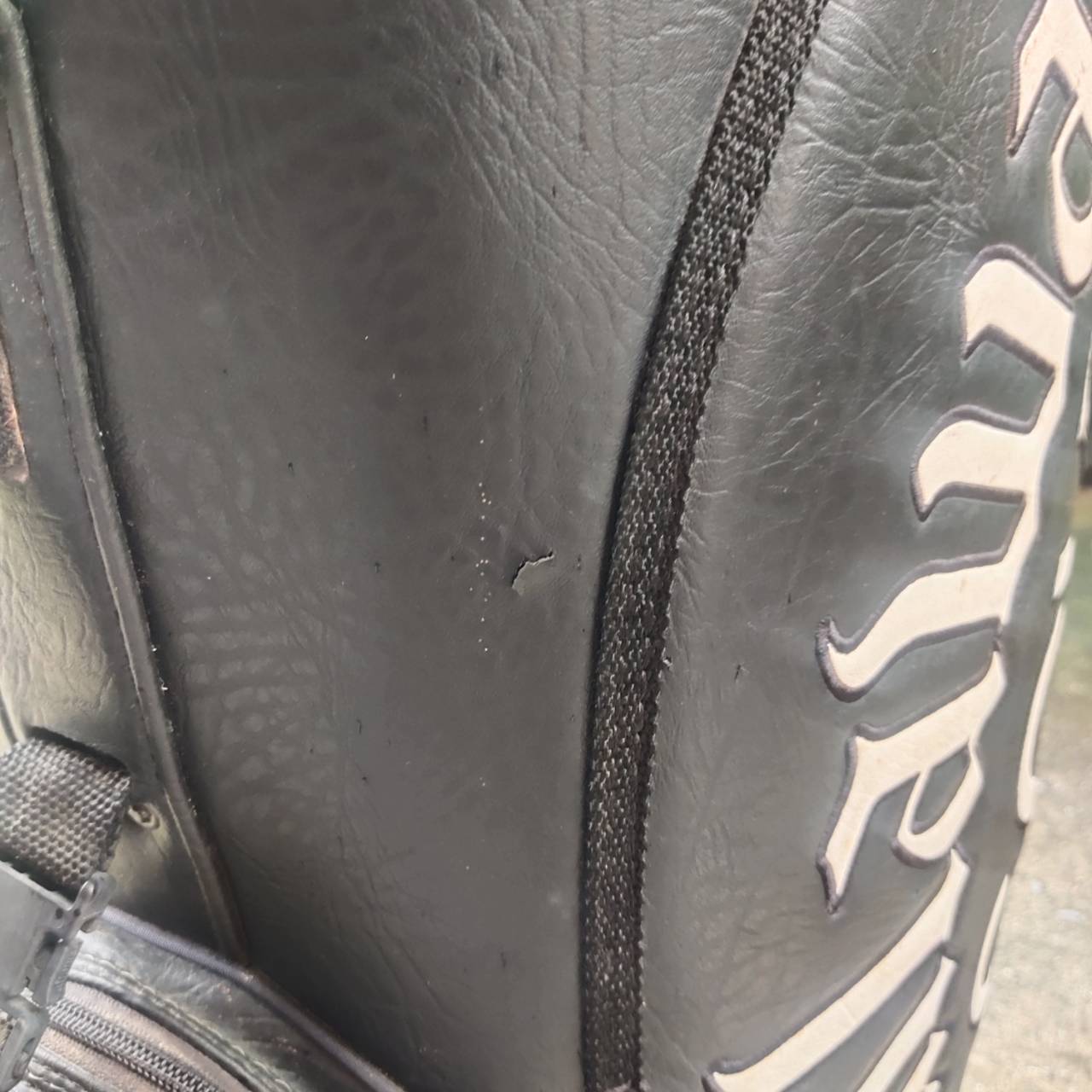 ถุงกอล์ฟ Callaway มือสอง ** มีเป๊กหลุด 1 จุด **