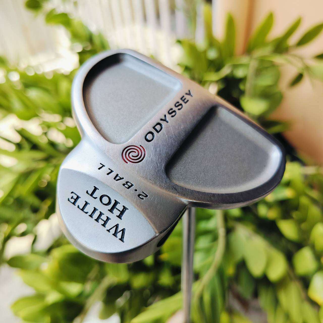 PUTTER ODYSSEY TWO-BALL *** มีตำหนิ สีผิวบอลลูกแรกละลาย*** เป็นก้านแบบเจาะตรงกลาง และความยาว 32 นิ้ว เหมาะกับสวิง ไม้กอล์ฟพรีเมี่ยมมือสอง ของแท้ By NakaraLuxurious