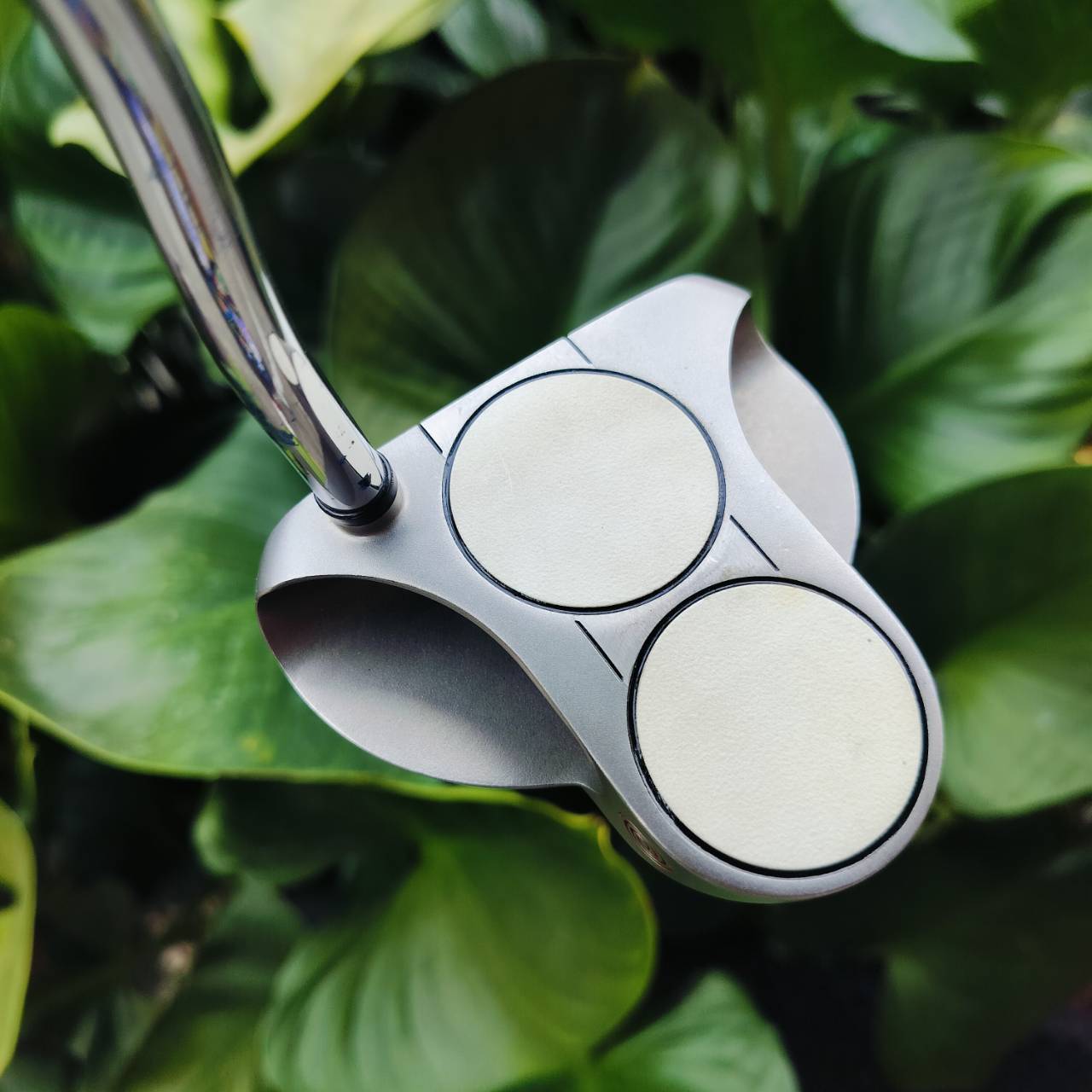 PUTTER ODYSSEY 2-BALL WHITE STEEL ยาว 34 นิ้ว รุ่นเป็นหน้า MILLED แต่มีลวดลาย เพื่อช่วยให้ลูกหมุนเกาะไลน์ยิ่งขึ้น ไม้กอล์ฟพรีเมี่ยมมือสอง ของแท้ By NakaraLuxurious