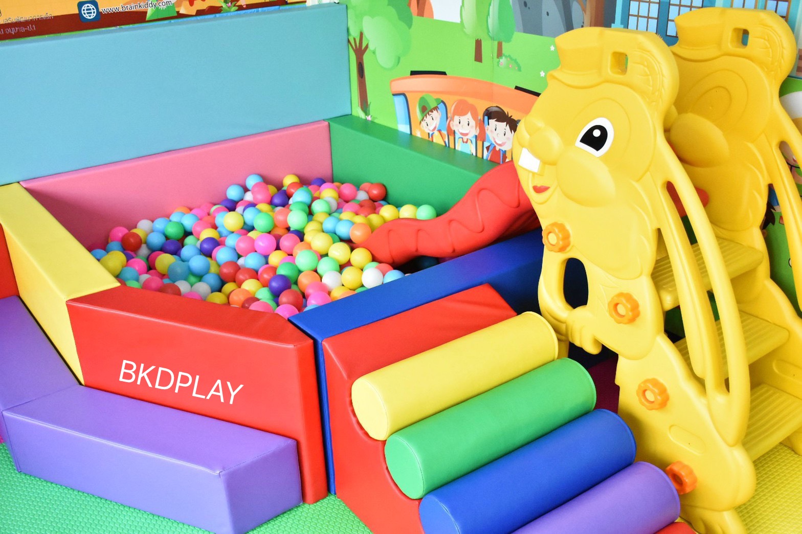 บ่อบอลห้าเหลี่ยมนุ่มนิ่ม พร้อมที่นั่งบุผนัง บ่อบอลรับแขก , รับทำห้องบอล รับบุผนัง ทำผนังกั้นบ้านบอล คอกกั้นเบาะนุ่ม, Softplay หนังนุ่ม คอกกั้นเด็ก ,เครื่องเล่นสนามในร่ม Kid Zone สำหรับโรงพยาบาล คลินิกโรงเรียน และศูนย์การค้าต่างๆ