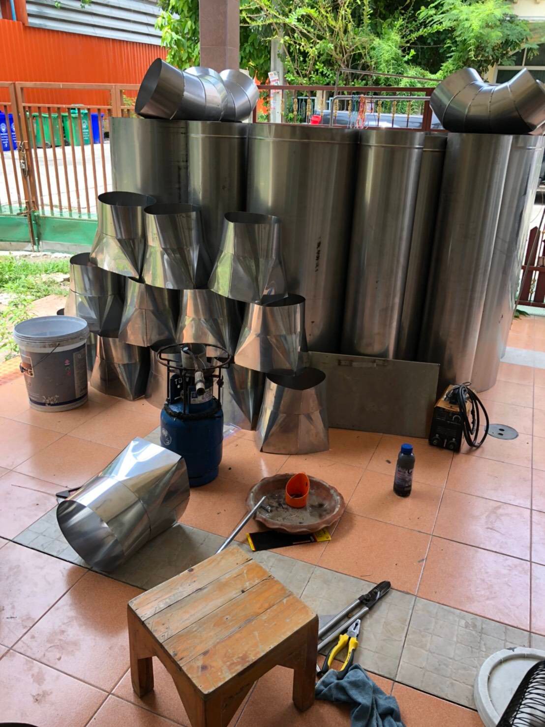 ปล่องดูดควันในโรงอาหาร รร.ฤทธิยะวรรณาลัย(ดอนเมือง)