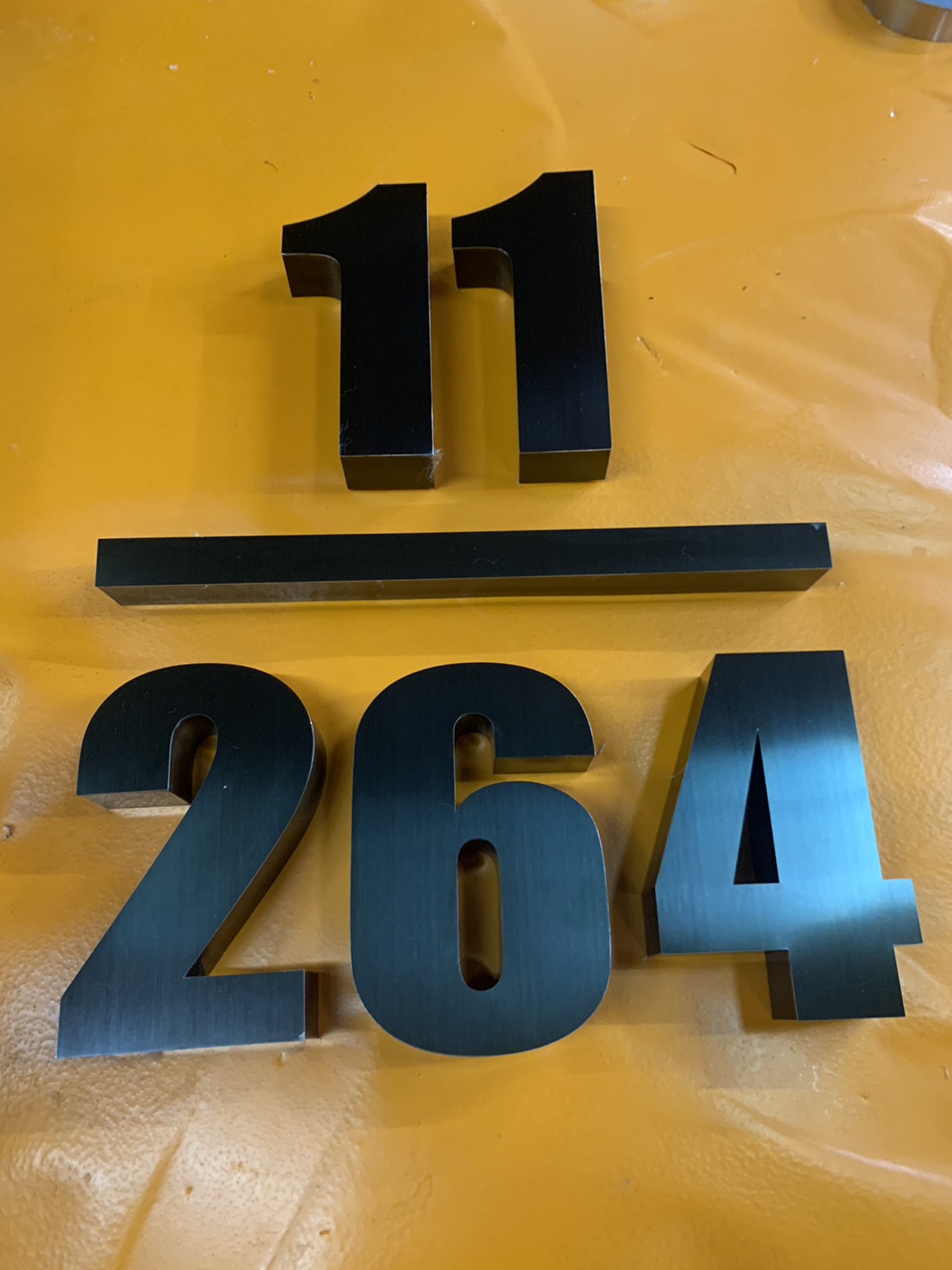 ป้ายบ้านเลขที่ ป้ายสแตนเลสแฮร์ไลน์ดำด้านยกขอบ