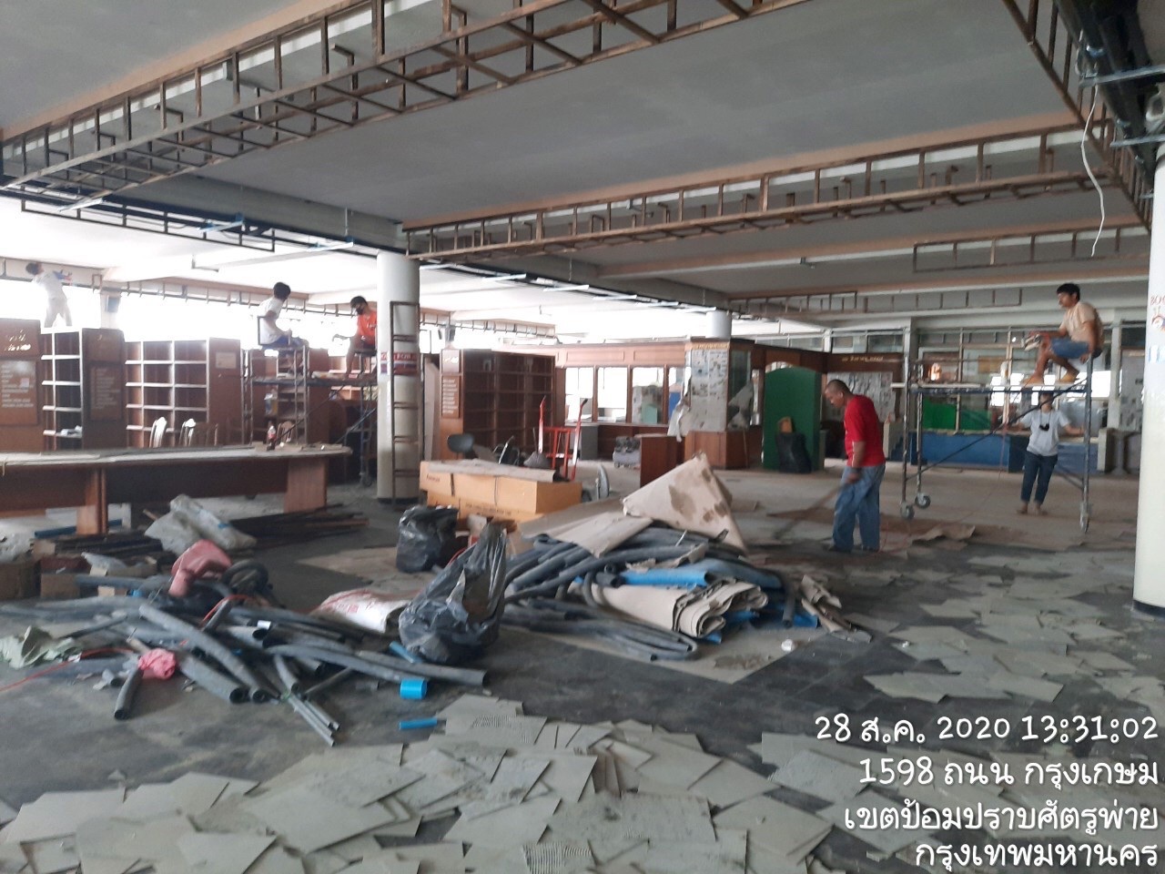 รร.สายปัญญา ปูกระเบื้องพื้น&ติดตั้งกระดานถนอมสายตา