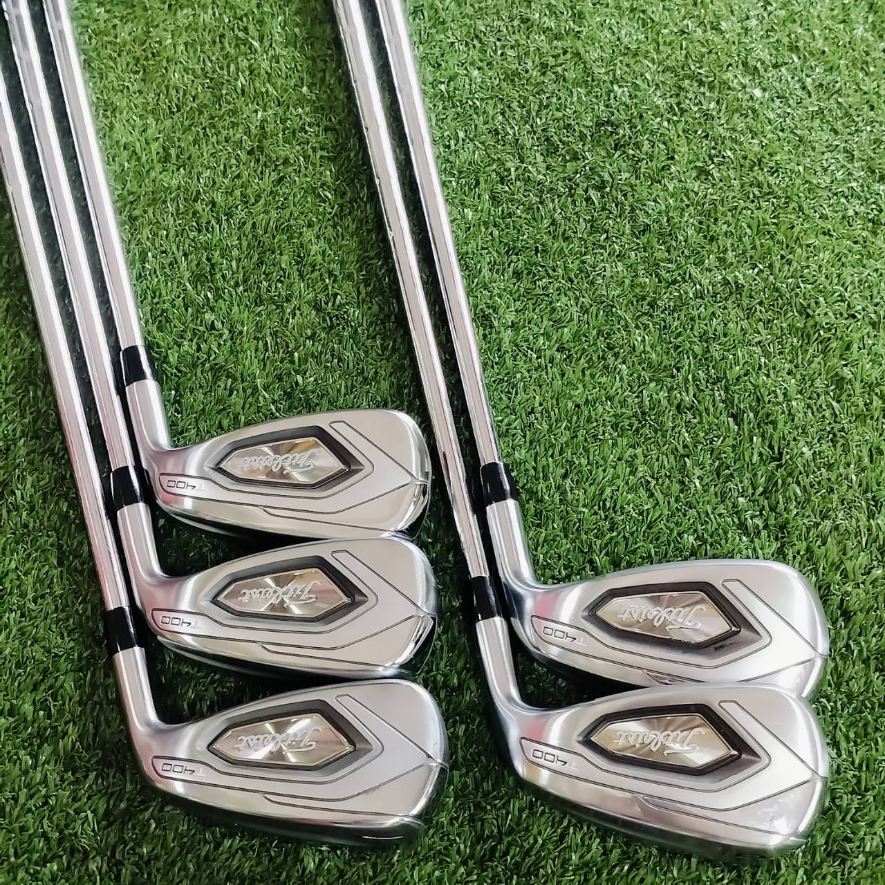 ชุดเหล็ก Titleist T400 โมเดลใหม่สุดใน T-SERIES เหล็กตีไกล และตีง่ายที่สุดของ Titleist ตีโดนแบบง่าย ตีไกลจนงงแน่นอน!!! ไม้กอล์ฟพรีเมี่ยมมือสอง By NakaraLuxurious