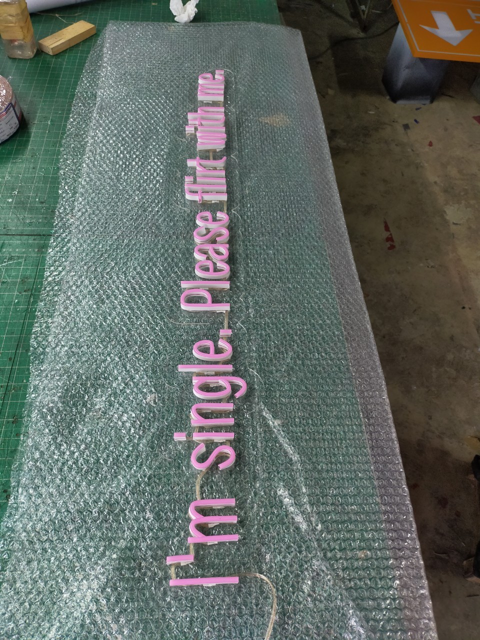 ไฟนีออน เฟค