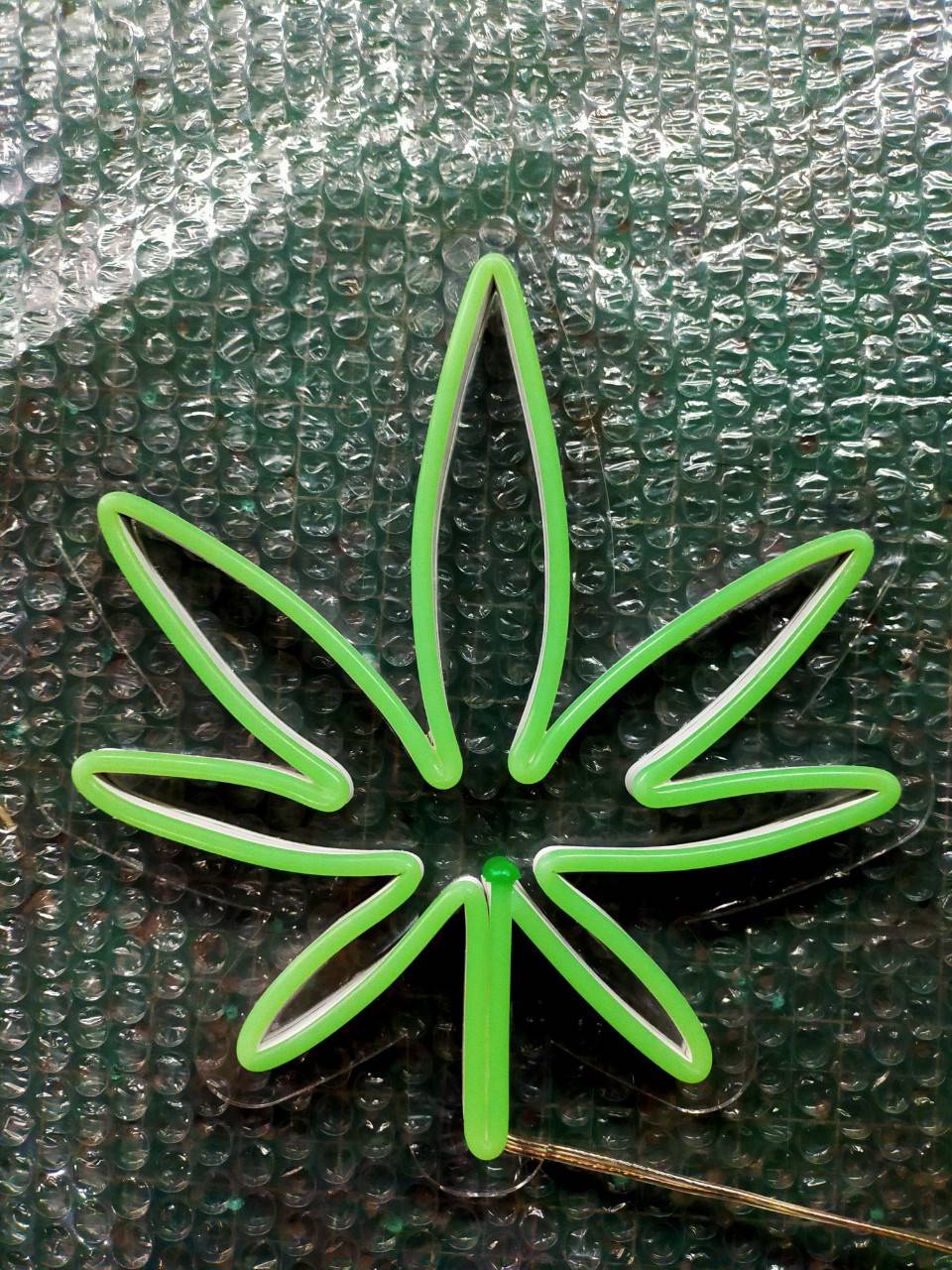 #ป้ายไฟนีออนดัดLEDรูปใบกัญชา