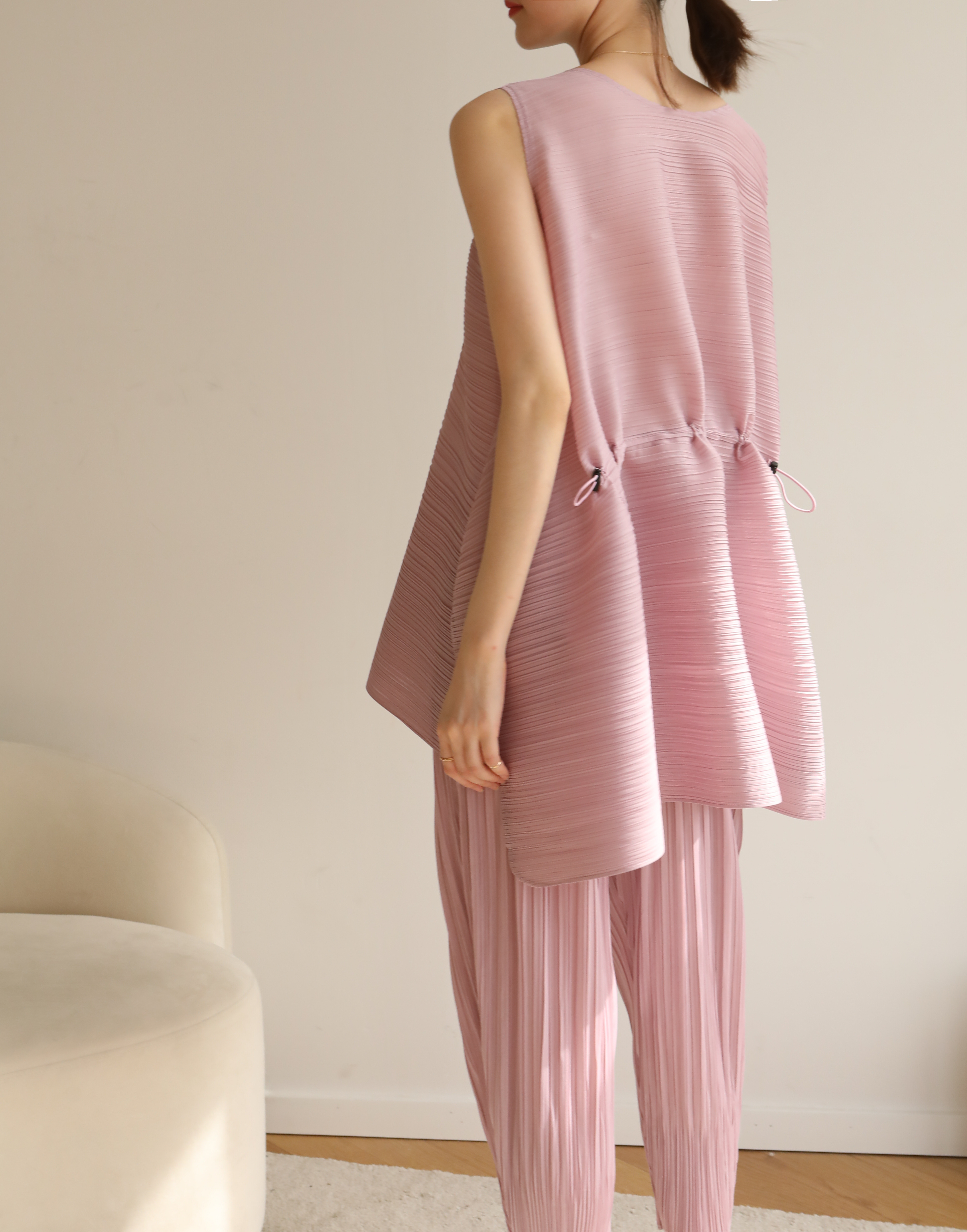 ปรับราคาลง20%!! 2MUAY รุ่น GJO7649 เสื้ออัดพลีทคุณภาพ SLEEVELESS CINCHED WAIST PLEATED TOP 11 สี FREE SIZE