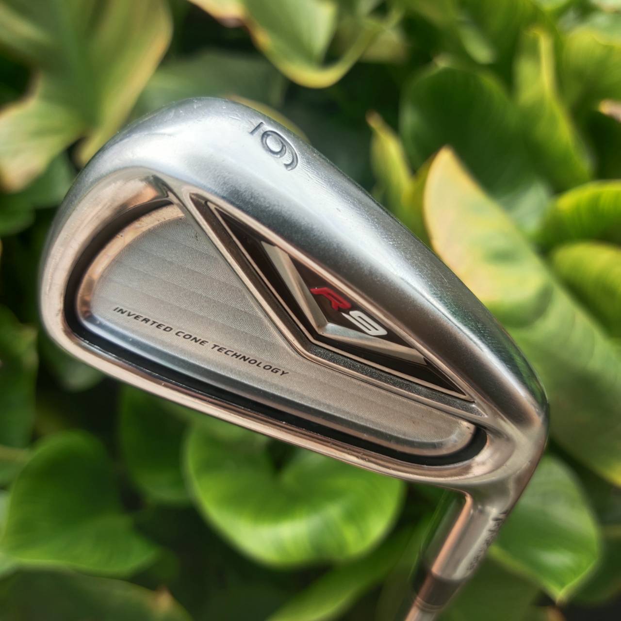 เหล็ก 6 Taylormade R9 มีการออกแบบช่องควบคุมความเร็วและระบบดูดซับแรงสั่นสะเทือน