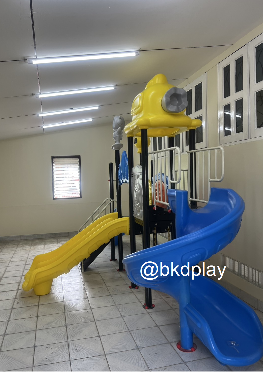 เครื่องเล่นสนามกลางแจ้ง,ชุดการ์ตูนท่องโลก สไลเดอร์ใหญ่, ของเล่น,ครุภัณฑ์สนามเด็กเล่น, สพฐ,โครงการโรงเรียนประชารัฐ ทำงบประมาณ70,000 บาท