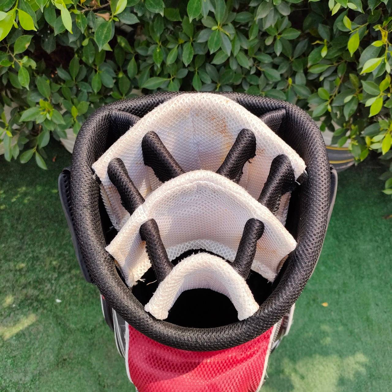 ถุงกอล์ฟ MAXFLI มือสอง ถุงเบาและแข็งแรงมาก ช่องใช้หลายช่อง และ เรียงสูงต่ำ ไม่เหมือนใคร