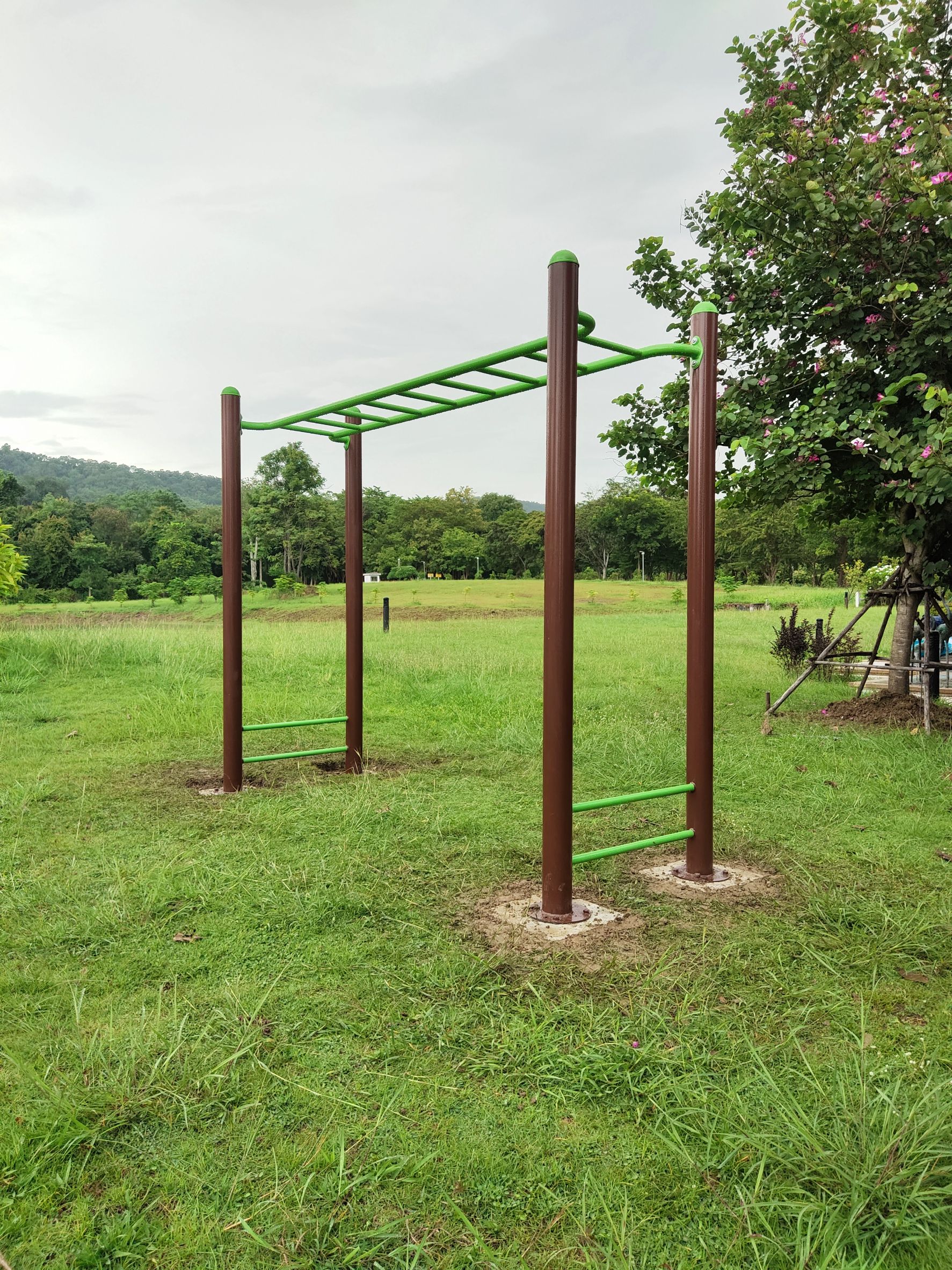 เครื่องออกกำลังกายกลางแจ้ง ชุดอุปกรณ์ บริหารแขน หน้าอก หัวไหล่ แบบบาร์โหน เหนือศรีษะ สำหรับผู้ใหญ่ เด็กโตเล่นได้ ลานกีฬา อเนกประสงค์ สนามกีฬา ผลิตในไทย 10-20 วัน